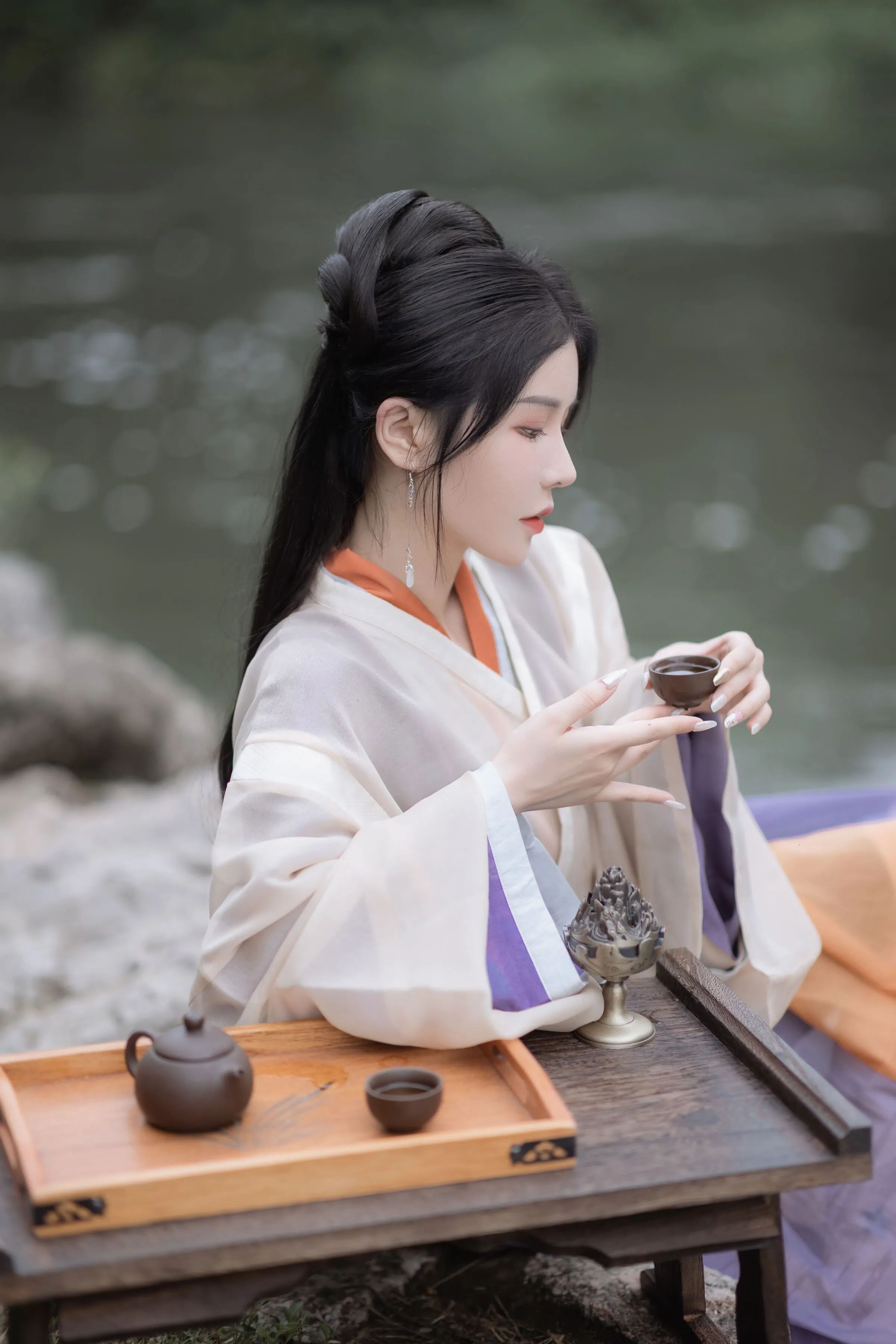 溪边拍汉服别只拍站姿,坐下来才更有画面韵味 - 第4张 - 汉服颂 溪边拍汉服别只拍站姿,坐下来才更有画面韵味 - 第4张