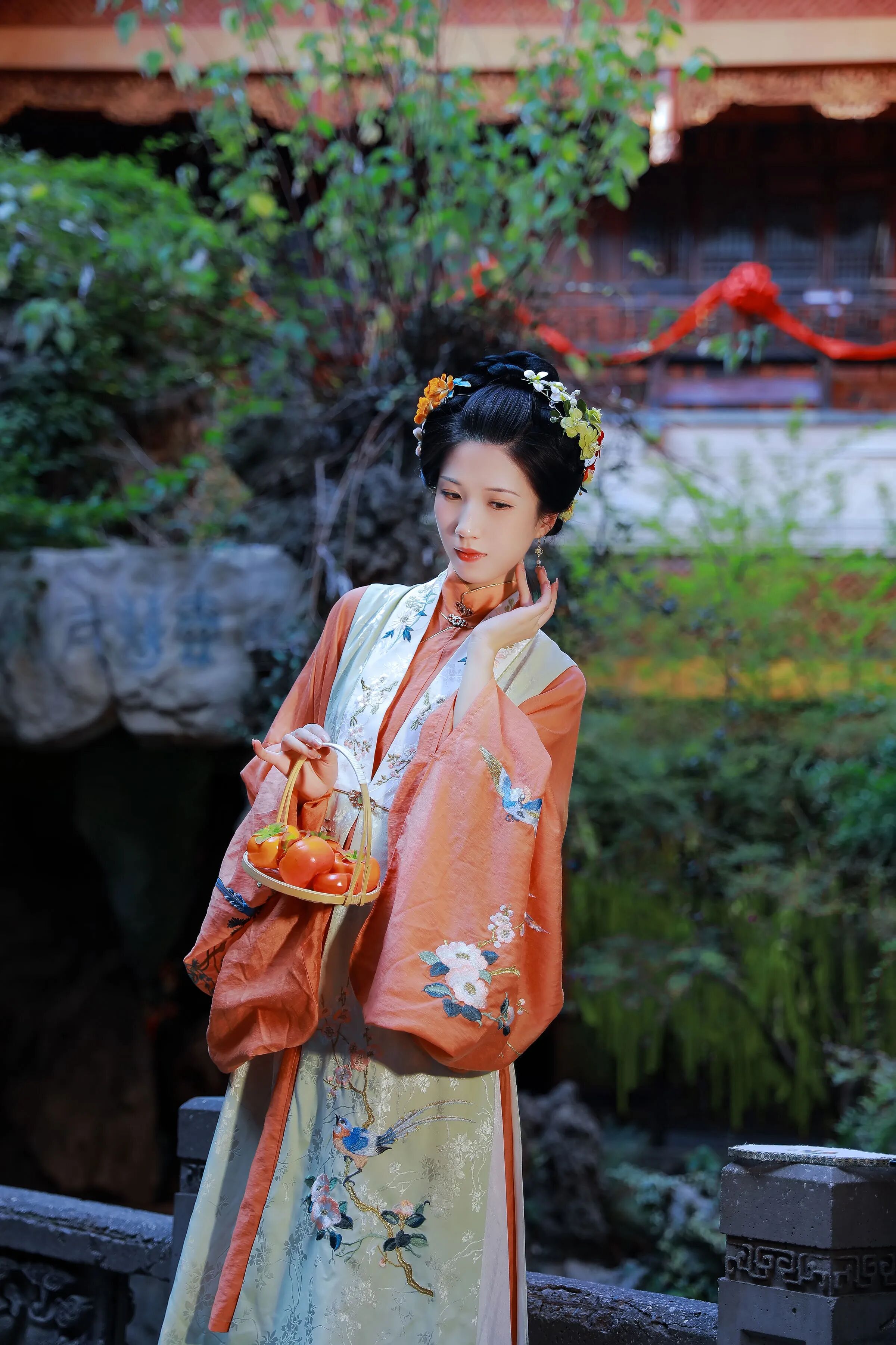 【汉服写真】橘衫提柿坐石畔:园林秋色里,坐姿比立姿更见生活气 - 第4张 - 汉服颂 【汉服写真】橘衫提柿坐石畔:园林秋色里,坐姿比立姿更见生活气 - 第4张