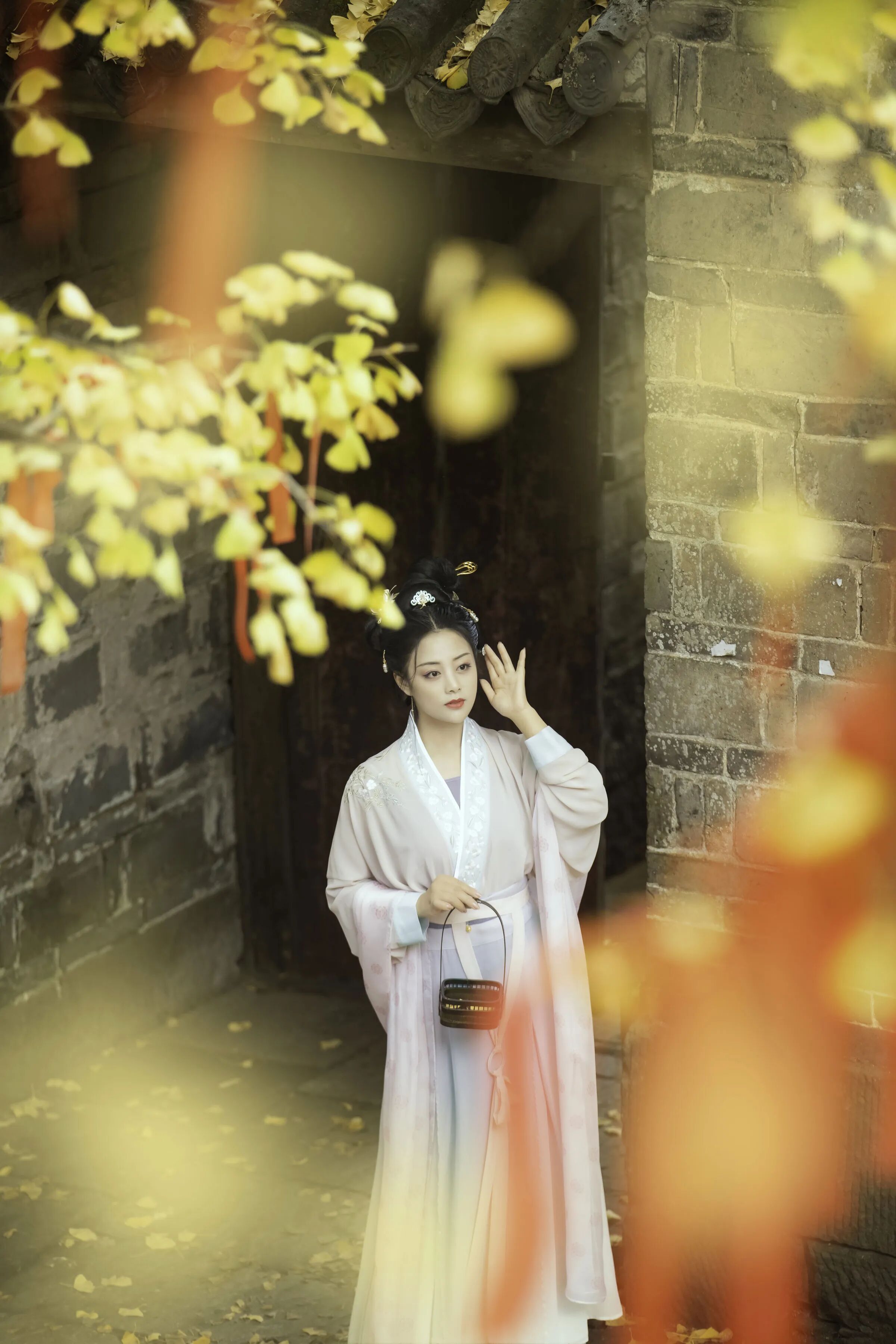 【汉服写真】浅粉渐变入古刹:银杏飞檐下,宋制书卷气落满秋 - 第4张 - 汉服颂 【汉服写真】浅粉渐变入古刹:银杏飞檐下,宋制书卷气落满秋 - 第4张