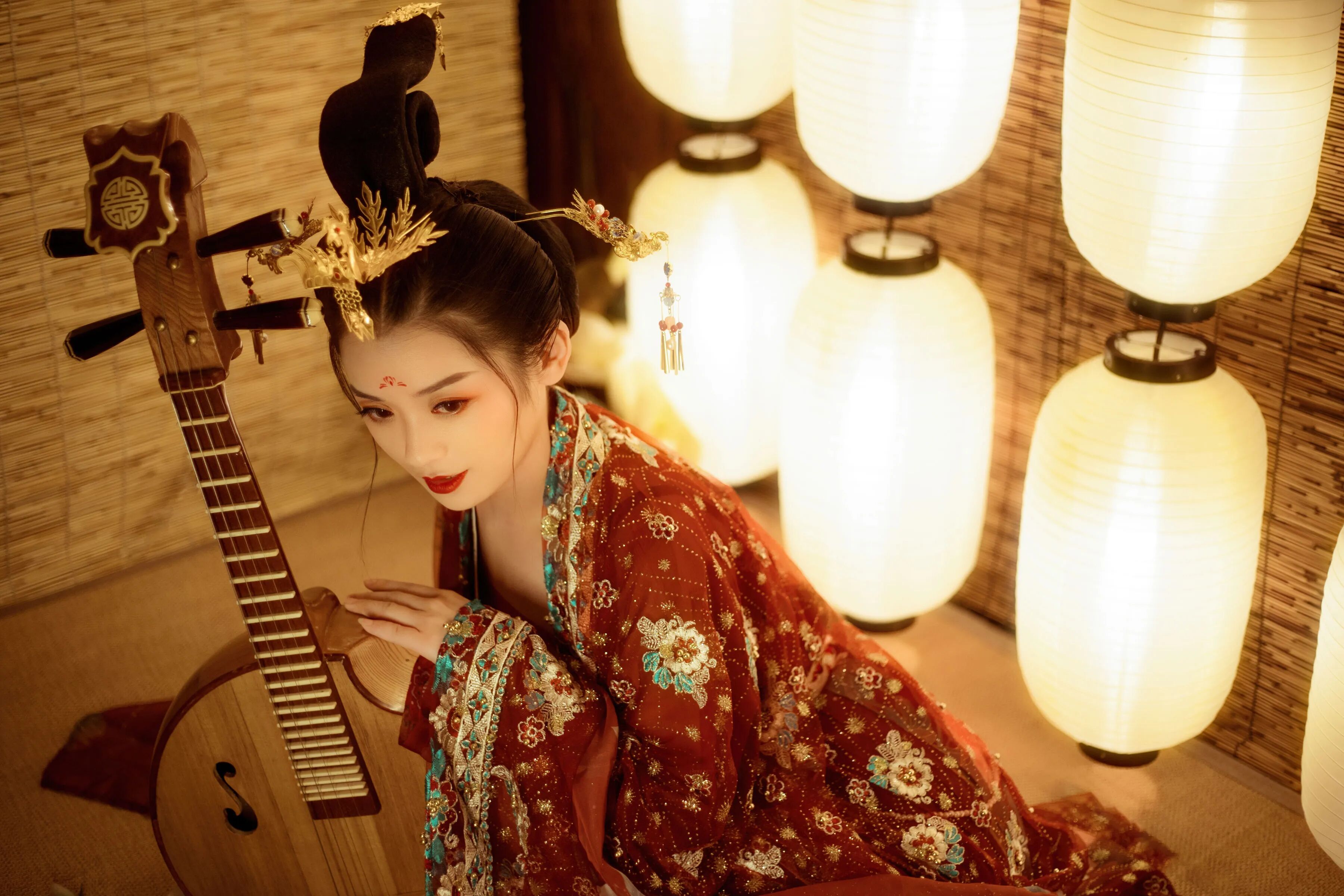 红金刺绣唐风汉服+琵琶,暖光灯笼前,拍出华丽古典氛围感 - 第4张 - 汉服颂 红金刺绣唐风汉服+琵琶,暖光灯笼前,拍出华丽古典氛围感 - 第4张