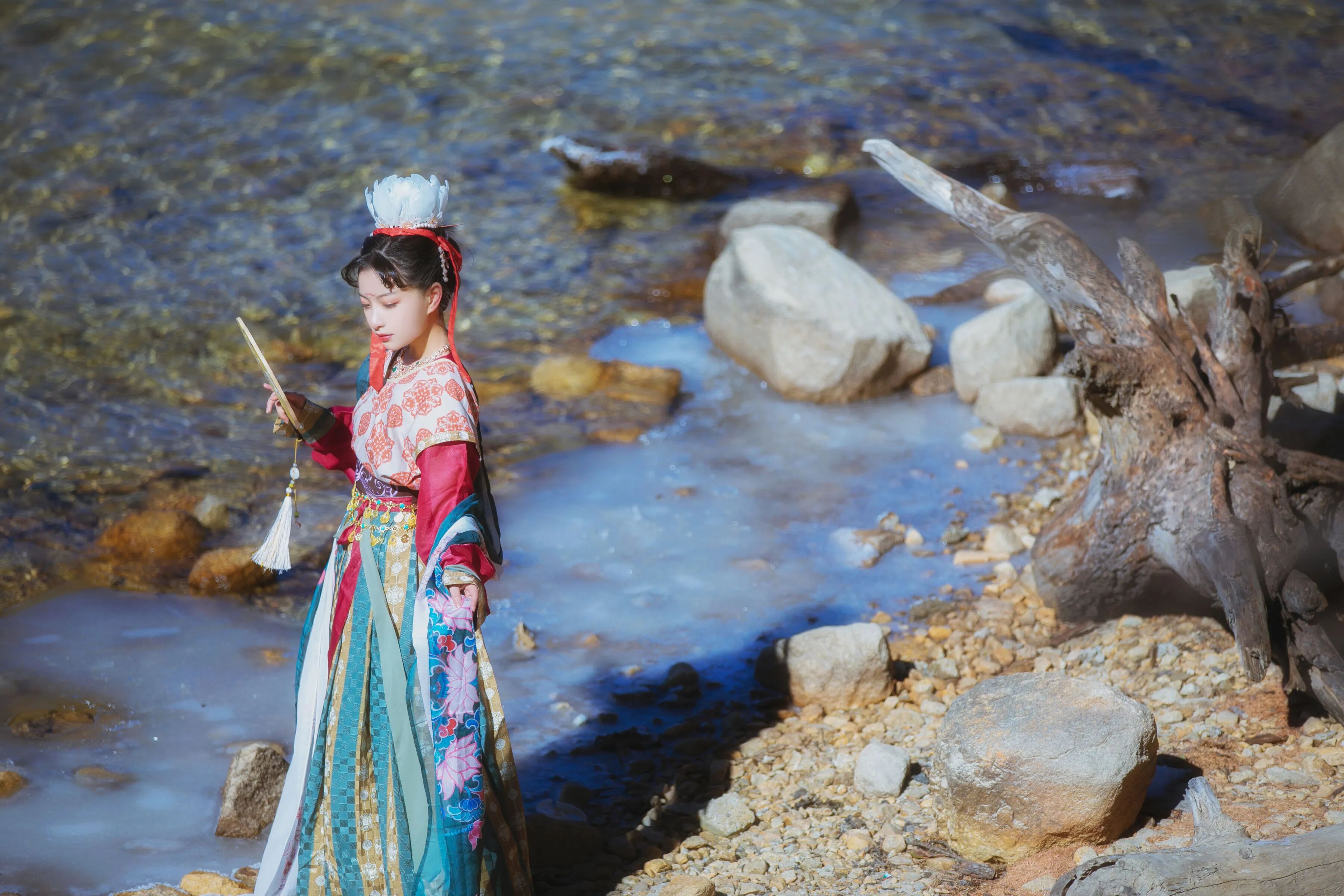 【汉服写真】唐制汉服配白马,山水湖畔拍出清冷仙气 - 第4张 - 汉服颂 【汉服写真】唐制汉服配白马,山水湖畔拍出清冷仙气 - 第4张