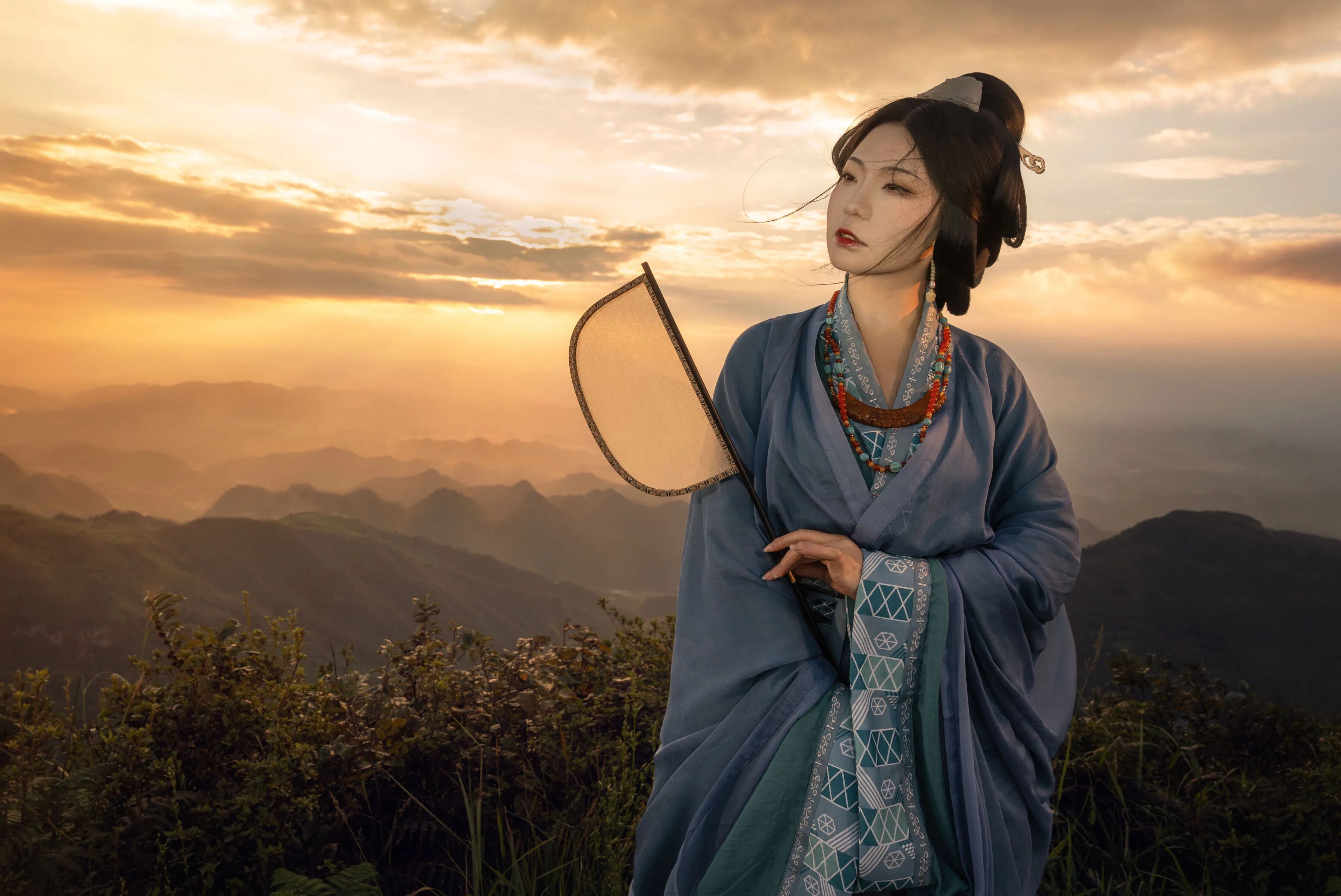 【汉服写真】蓝色战国袍配扇子,山顶日落拍出电影画意 - 第4张 - 汉服颂 【汉服写真】蓝色战国袍配扇子,山顶日落拍出电影画意 - 第4张