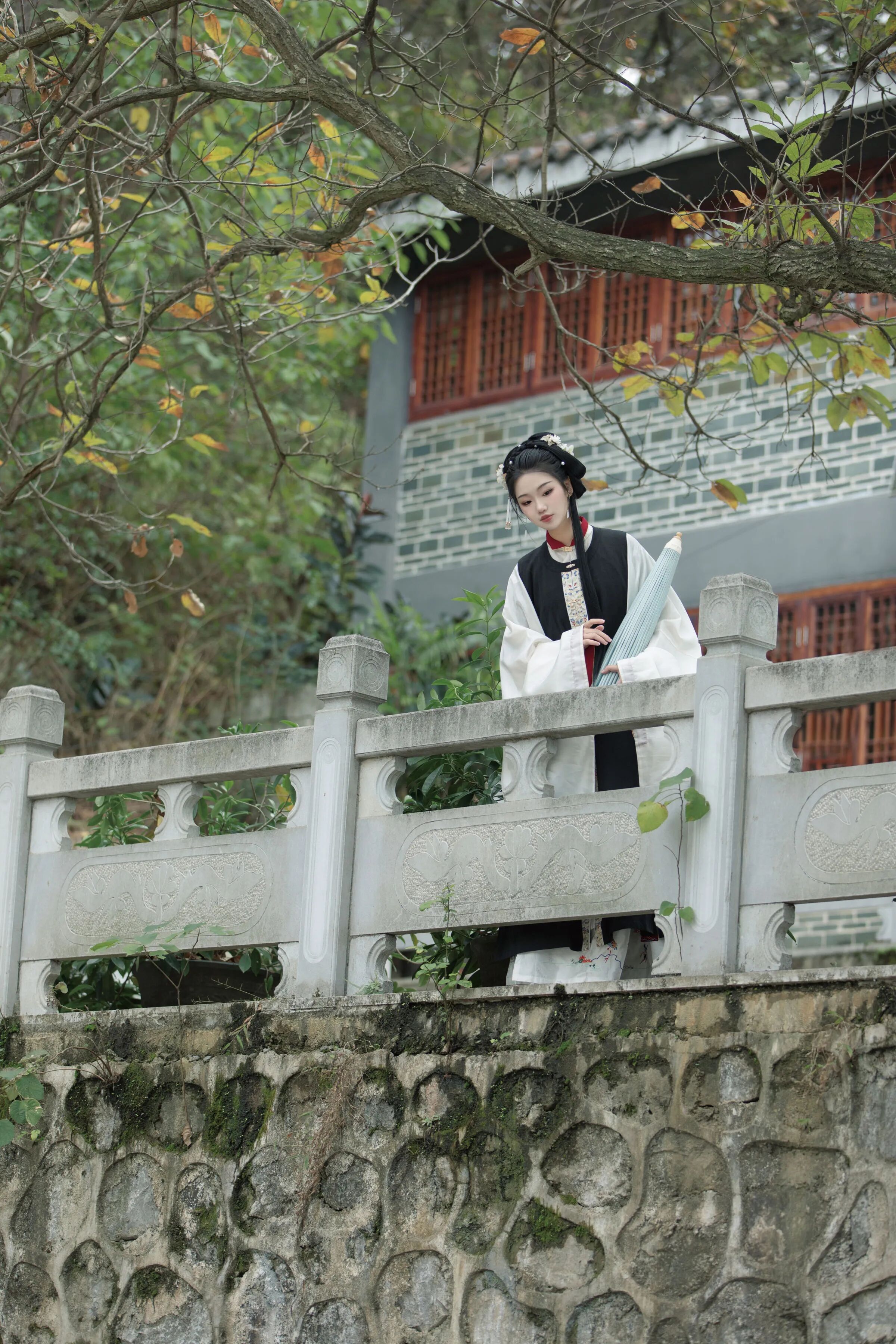 【汉服写真】明制汉服配油纸伞,石墙古桥拍出端庄东方韵味 - 第5张 - 汉服颂 【汉服写真】明制汉服配油纸伞,石墙古桥拍出端庄东方韵味 - 第5张