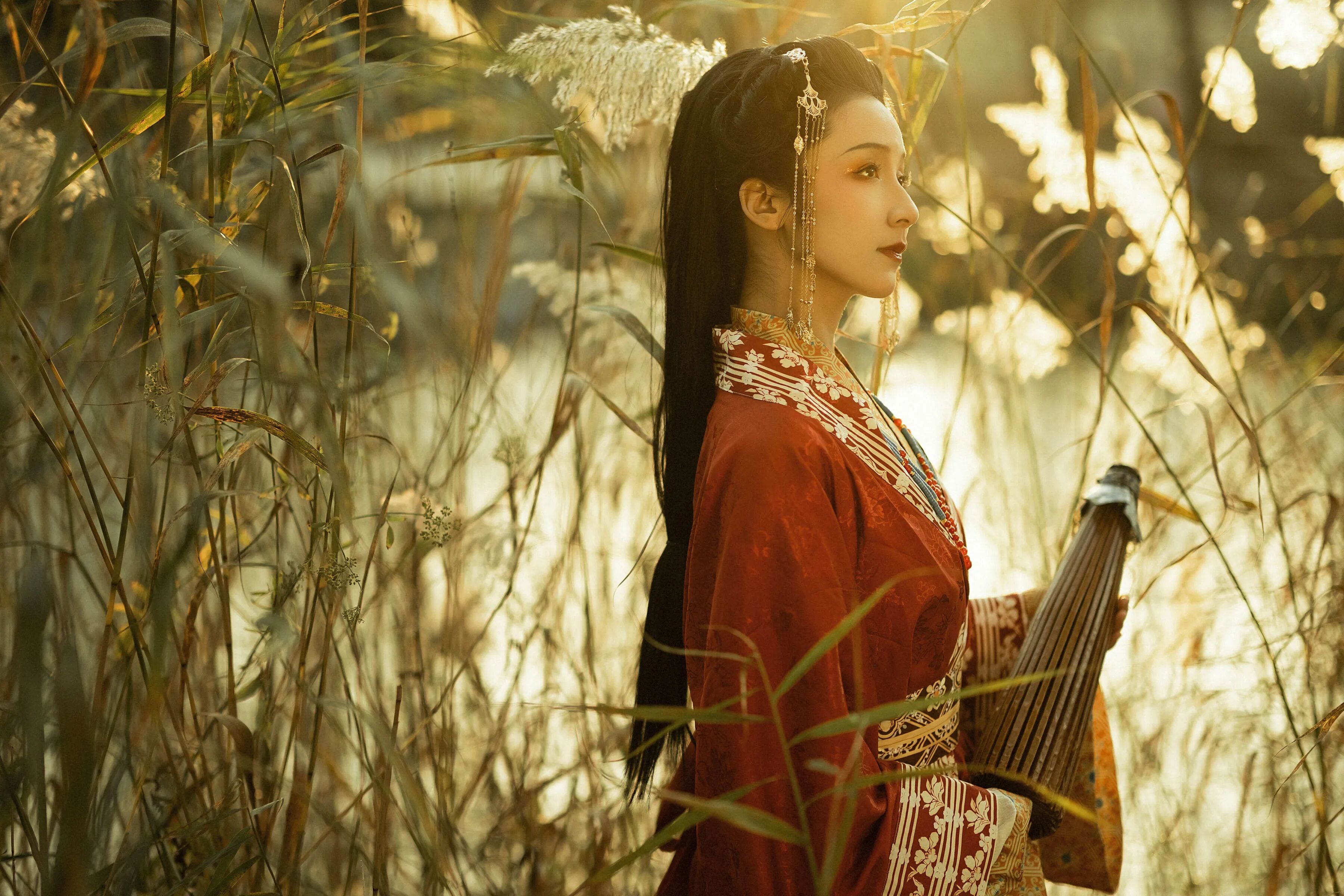 【汉服写真】枣红汉服过芦苇荡:油纸伞斜遮晚照,一袭清冷入湖风 - 第5张 - 汉服颂 【汉服写真】枣红汉服过芦苇荡:油纸伞斜遮晚照,一袭清冷入湖风 - 第5张