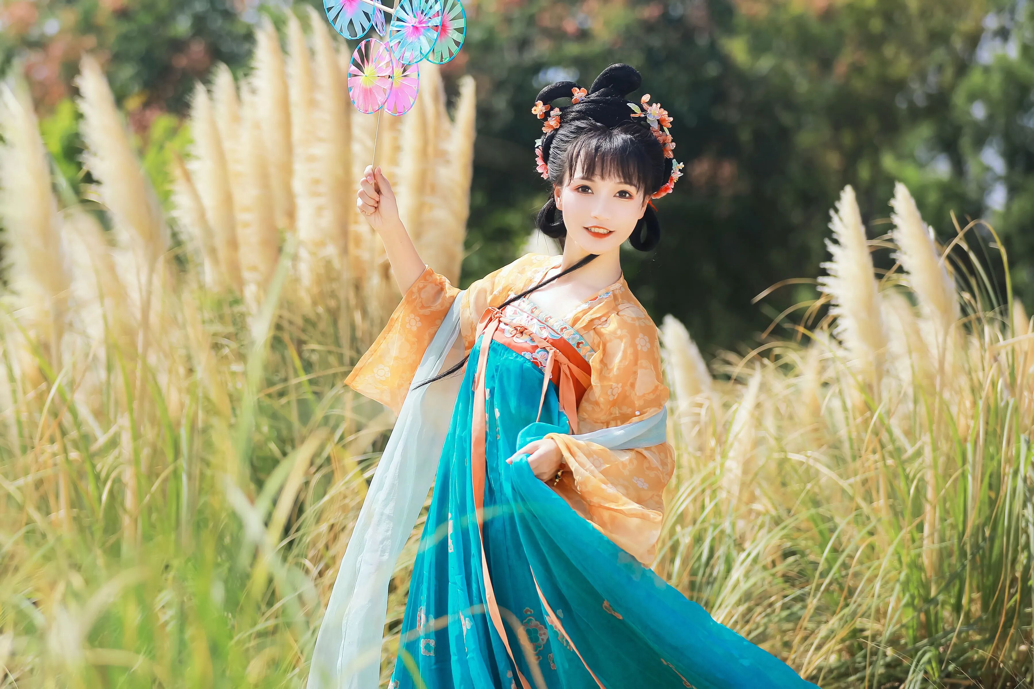 【汉服写真】唐风襦裙配彩色风车,芦苇丛中拍出元气少女感 - 第5张 - 汉服颂 【汉服写真】唐风襦裙配彩色风车,芦苇丛中拍出元气少女感 - 第5张