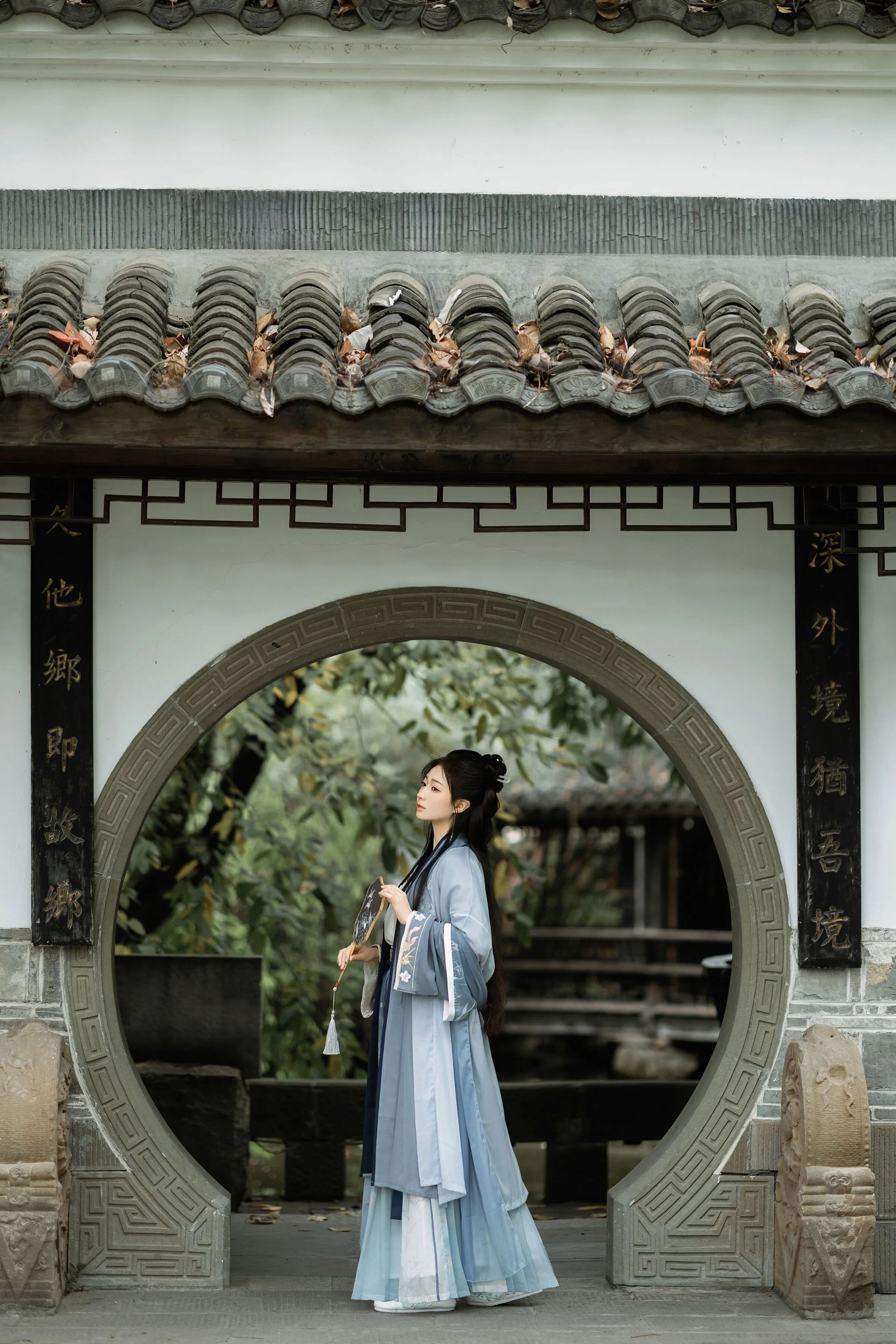 【汉服写真】园林拍汉服背景太乱?油纸伞团扇做深色锚点压住场 - 第5张 - 汉服颂 【汉服写真】园林拍汉服背景太乱?油纸伞团扇做深色锚点压住场 - 第5张
