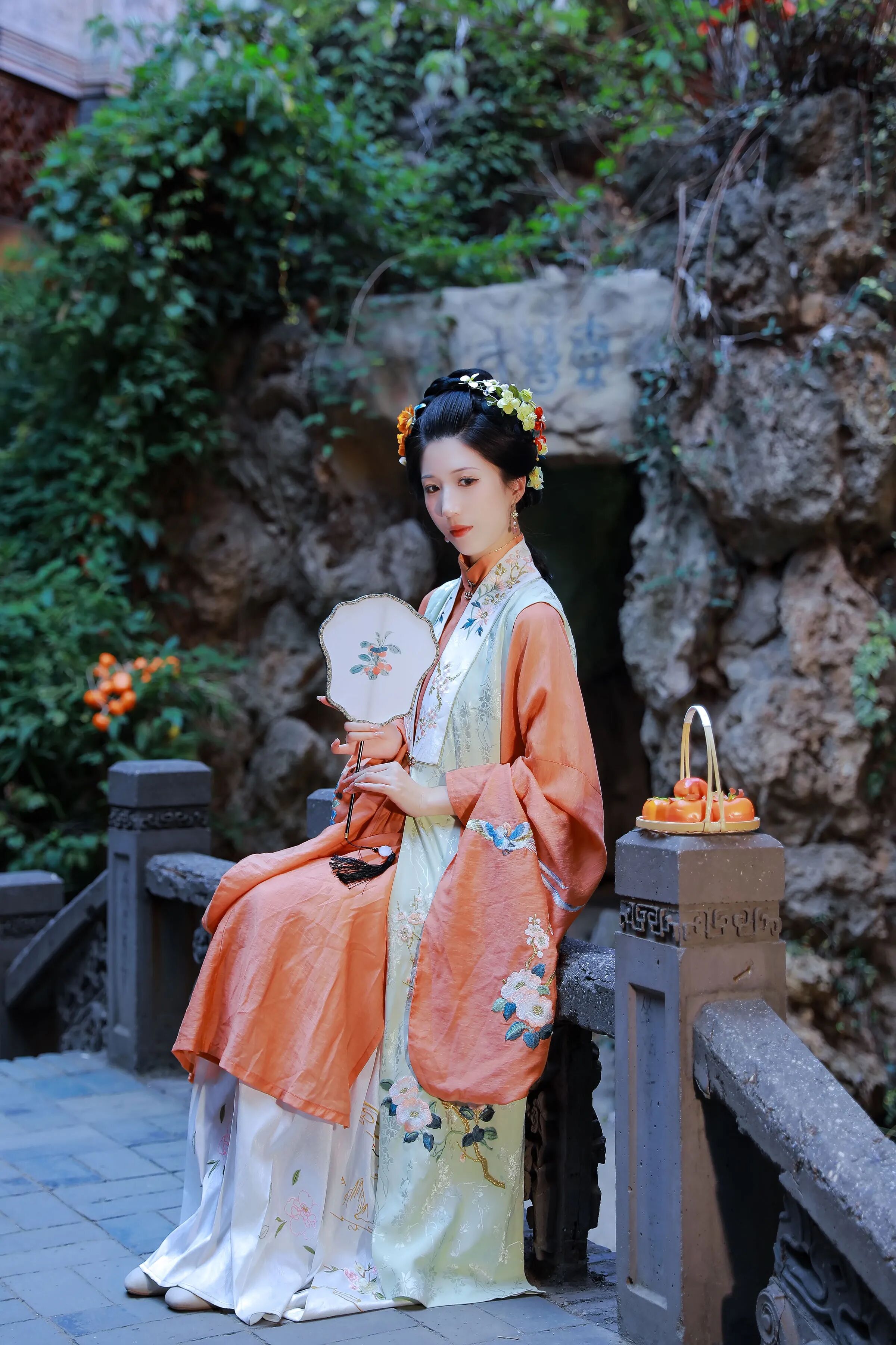 【汉服写真】橘衫提柿坐石畔:园林秋色里,坐姿比立姿更见生活气 - 第5张 - 汉服颂 【汉服写真】橘衫提柿坐石畔:园林秋色里,坐姿比立姿更见生活气 - 第5张