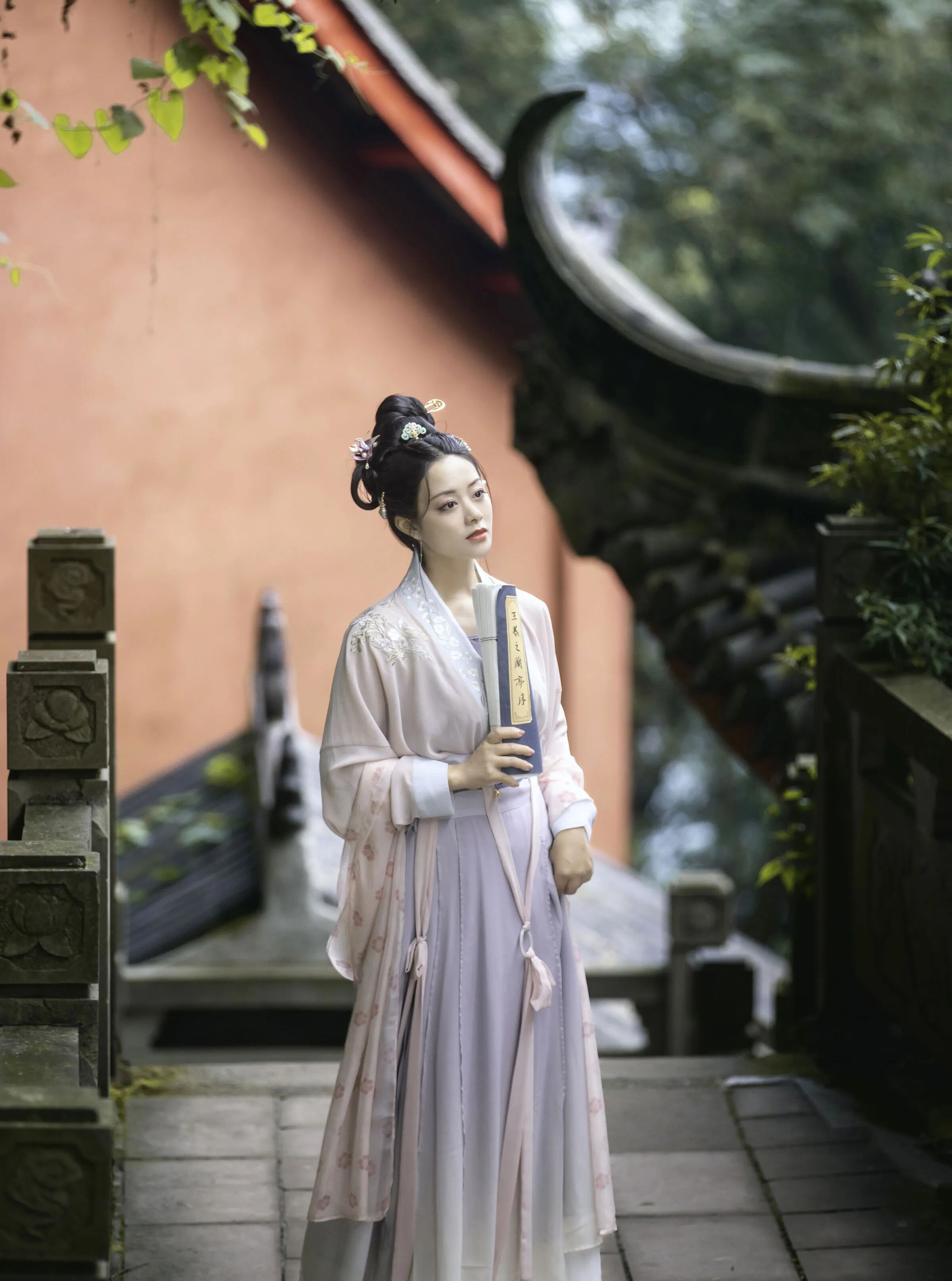 【汉服写真】浅粉渐变入古刹:银杏飞檐下,宋制书卷气落满秋 - 第5张 - 汉服颂 【汉服写真】浅粉渐变入古刹:银杏飞檐下,宋制书卷气落满秋 - 第5张