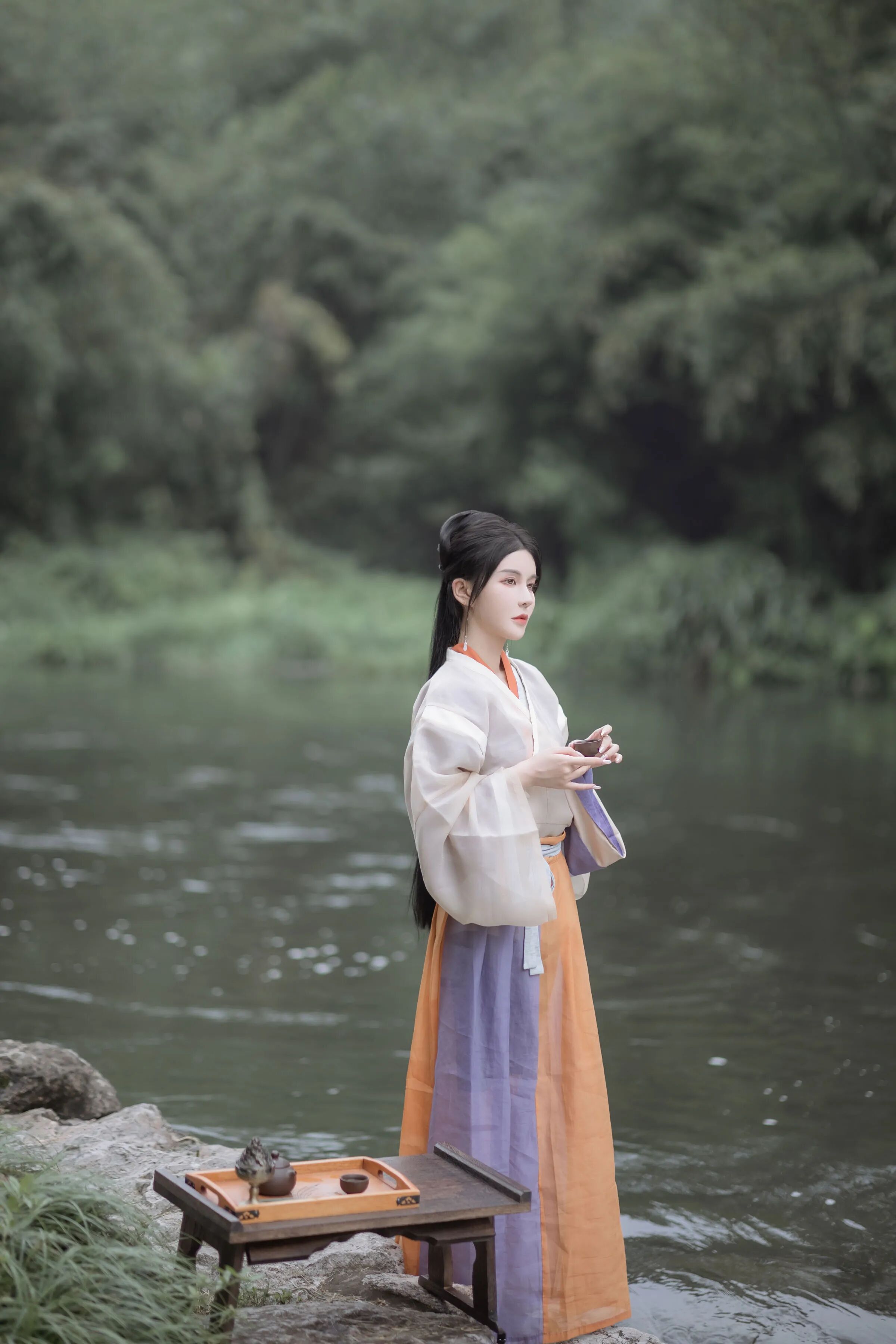 溪边拍汉服别只拍站姿,坐下来才更有画面韵味 - 第5张 - 汉服颂 溪边拍汉服别只拍站姿,坐下来才更有画面韵味 - 第5张