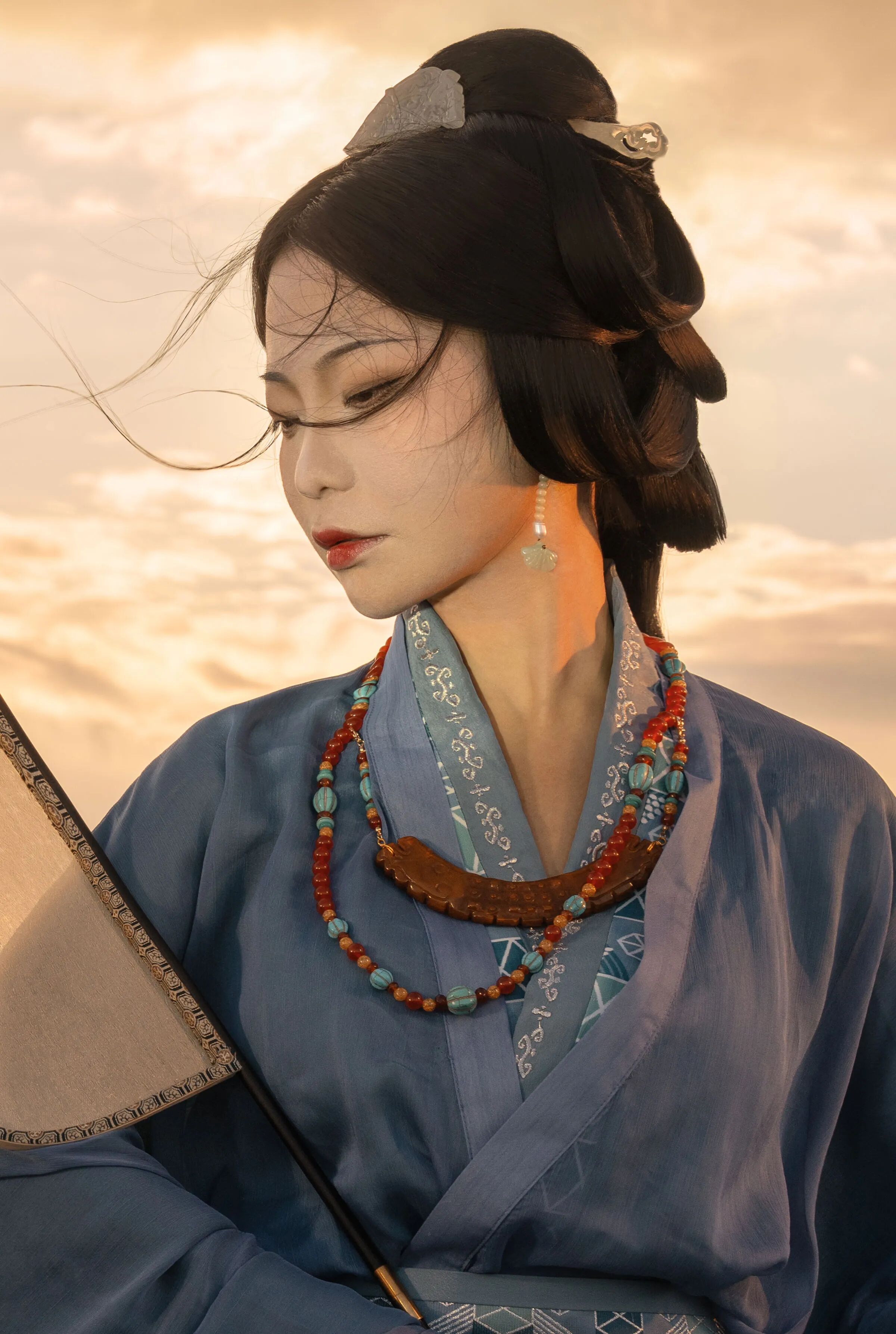 【汉服写真】蓝色战国袍配扇子,山顶日落拍出电影画意 - 第5张 - 汉服颂 【汉服写真】蓝色战国袍配扇子,山顶日落拍出电影画意 - 第5张