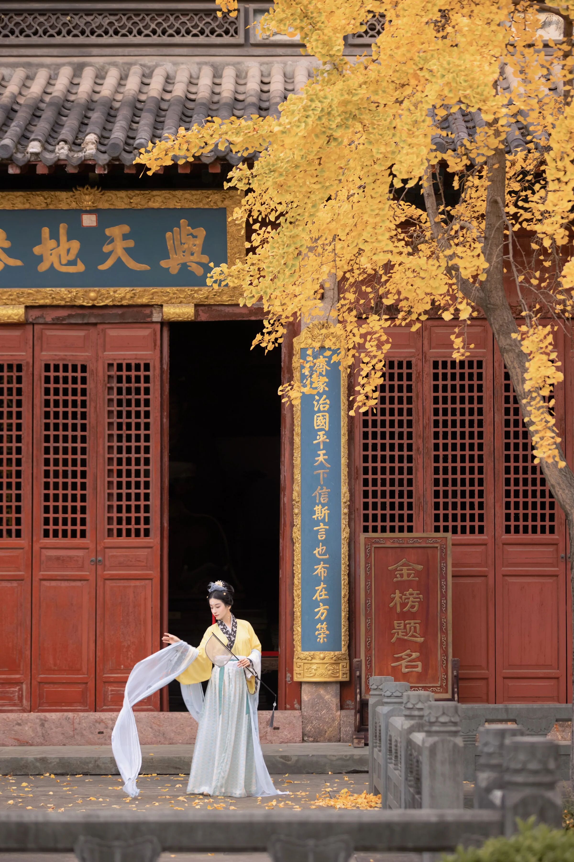 【汉服写真】银杏黄了配白纱古建,门框取景拍出秋日诗意 - 第1张 - 汉服颂 【汉服写真】银杏黄了配白纱古建,门框取景拍出秋日诗意 - 第1张