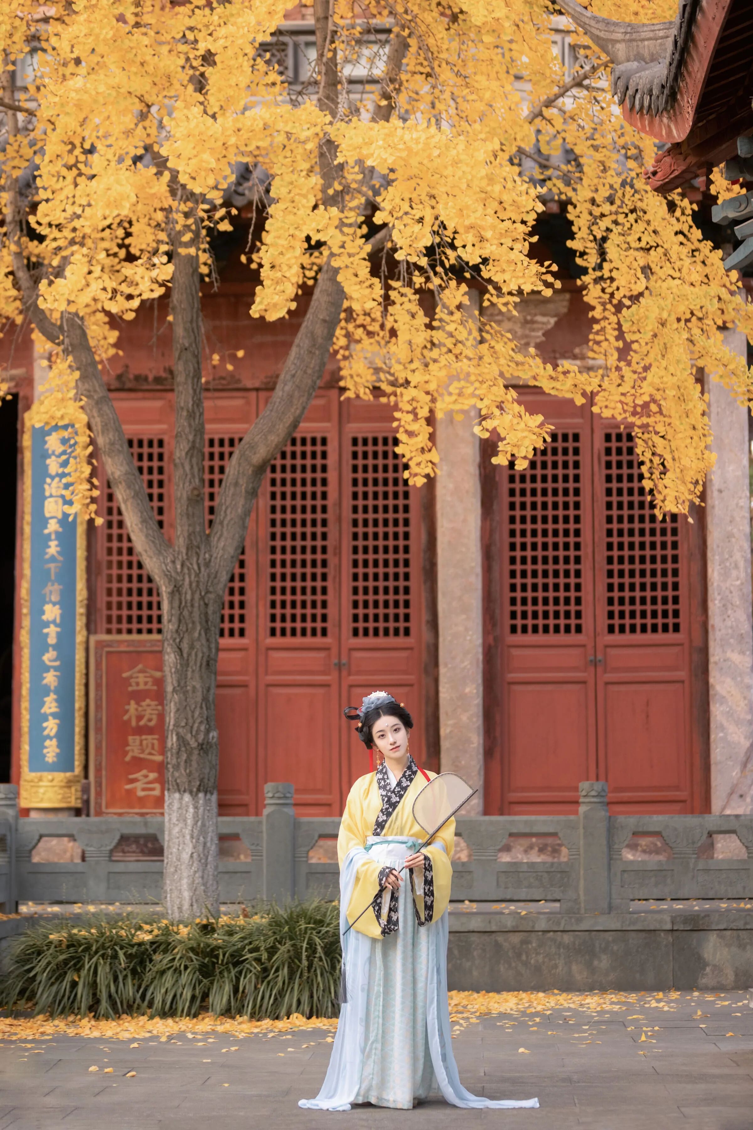 【汉服写真】银杏黄了配白纱古建,门框取景拍出秋日诗意 - 第2张 - 汉服颂 【汉服写真】银杏黄了配白纱古建,门框取景拍出秋日诗意 - 第2张