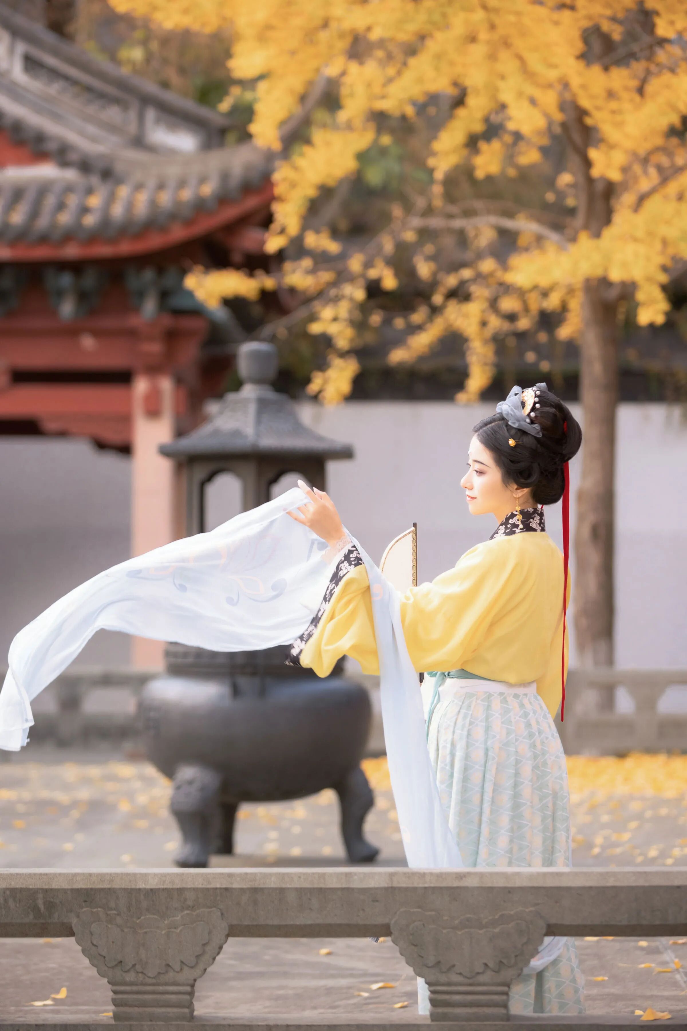 【汉服写真】银杏黄了配白纱古建,门框取景拍出秋日诗意 - 第4张 - 汉服颂 【汉服写真】银杏黄了配白纱古建,门框取景拍出秋日诗意 - 第4张