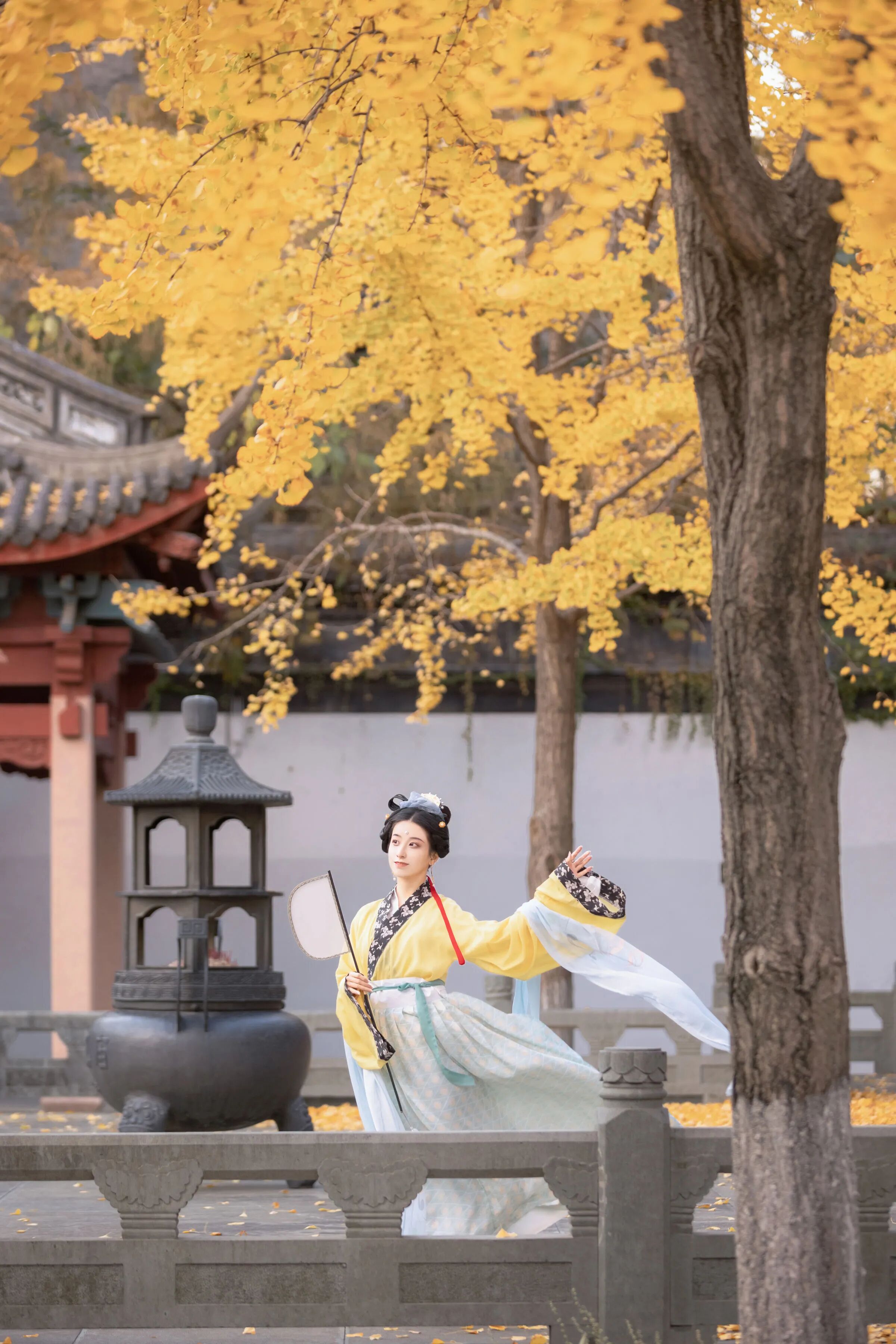 【汉服写真】银杏黄了配白纱古建,门框取景拍出秋日诗意 - 第5张 - 汉服颂 【汉服写真】银杏黄了配白纱古建,门框取景拍出秋日诗意 - 第5张