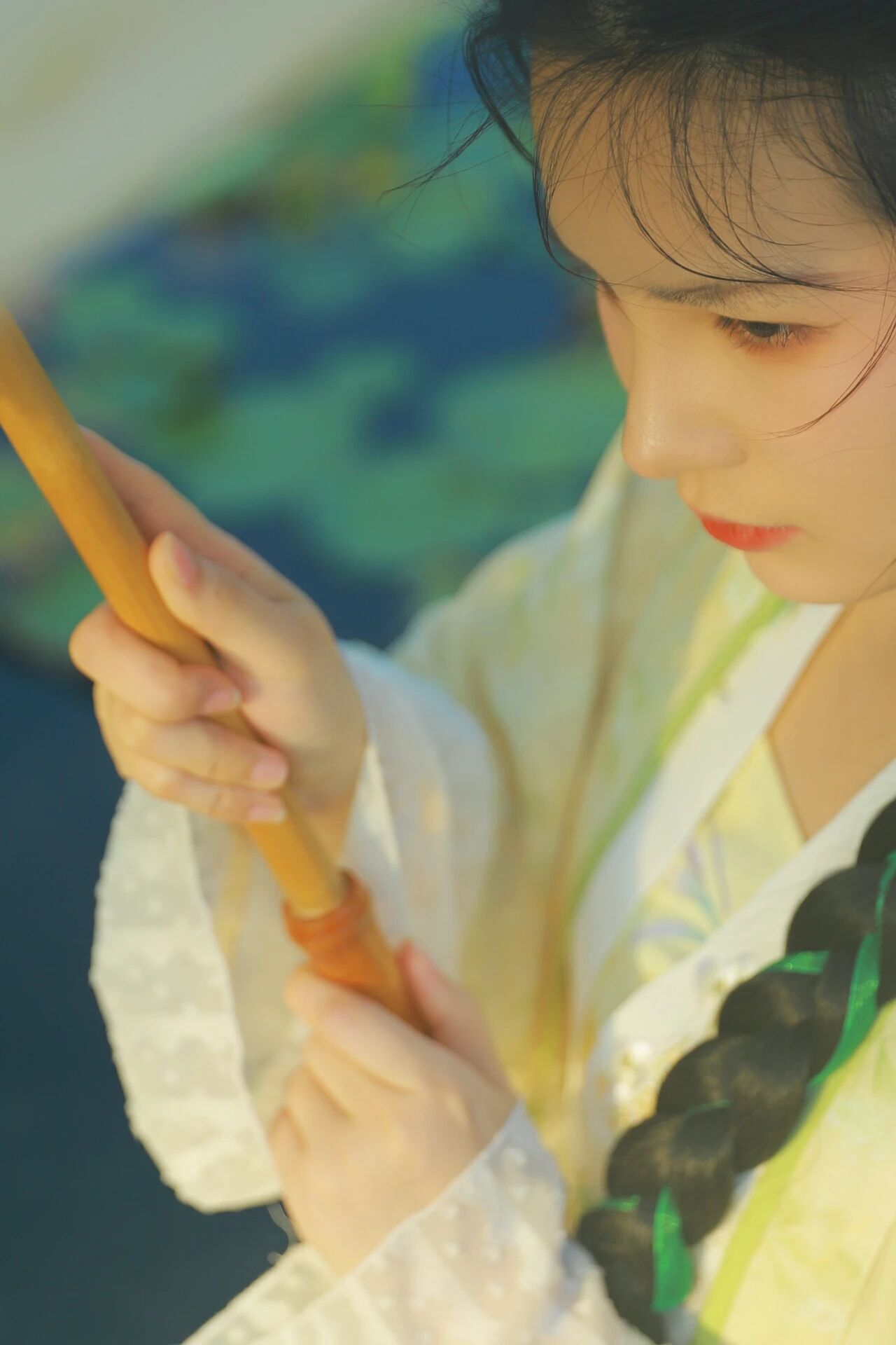 厦门园博苑荷塘汉服写真:一伞江南,宋韵清梦 - 第1张 - 汉服颂 厦门园博苑荷塘汉服写真:一伞江南,宋韵清梦 - 第1张