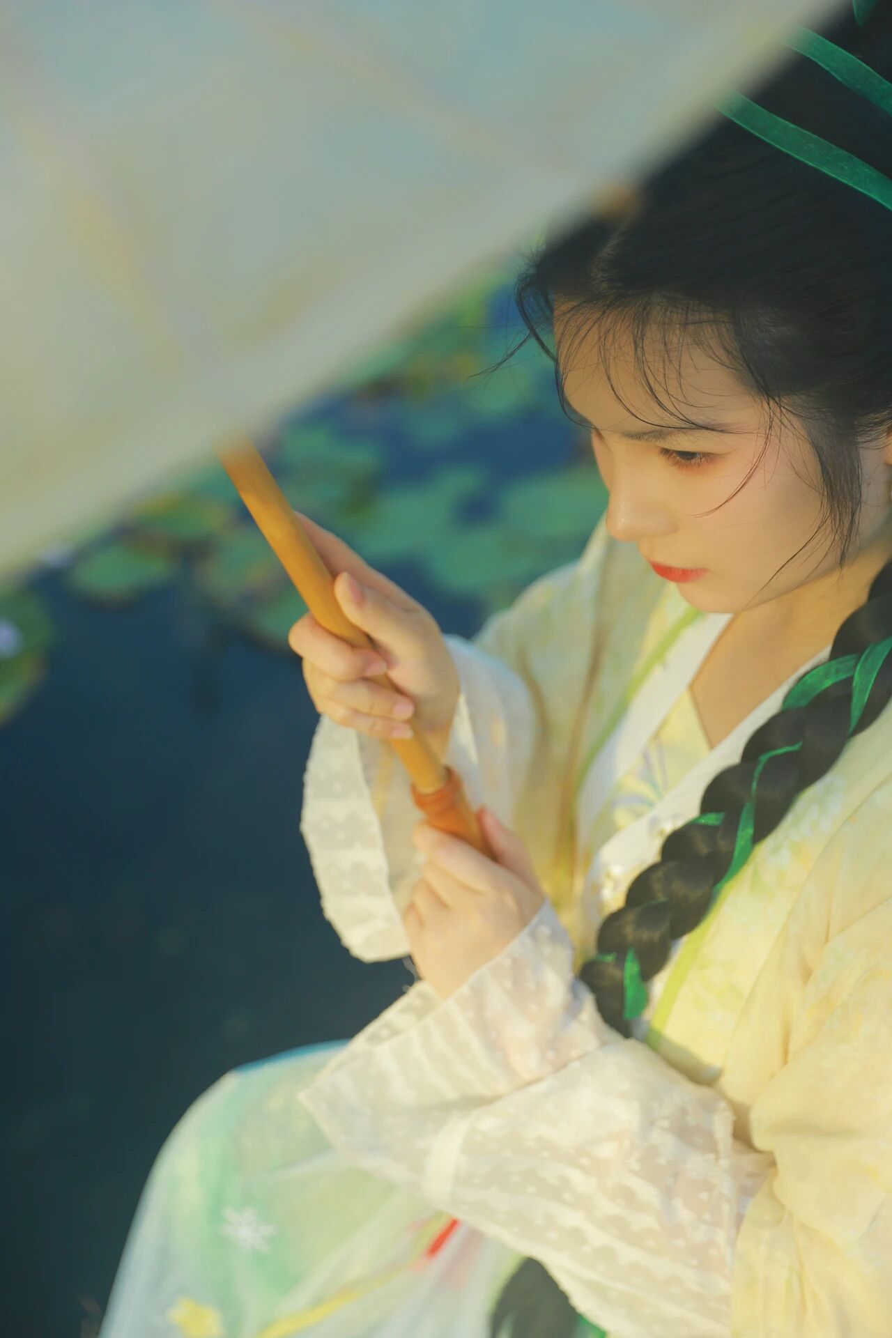 厦门园博苑荷塘汉服写真:一伞江南,宋韵清梦 - 第2张 - 汉服颂 厦门园博苑荷塘汉服写真:一伞江南,宋韵清梦 - 第2张