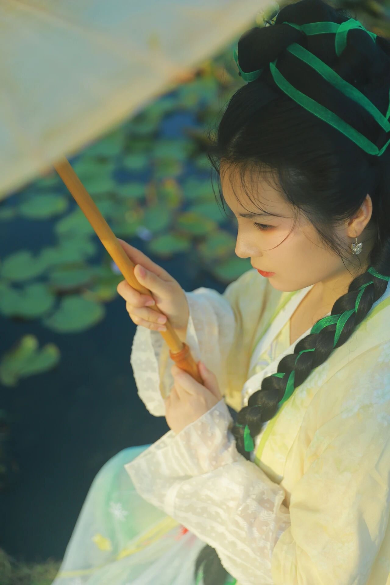 厦门园博苑荷塘汉服写真:一伞江南,宋韵清梦 - 第3张 - 汉服颂 厦门园博苑荷塘汉服写真:一伞江南,宋韵清梦 - 第3张