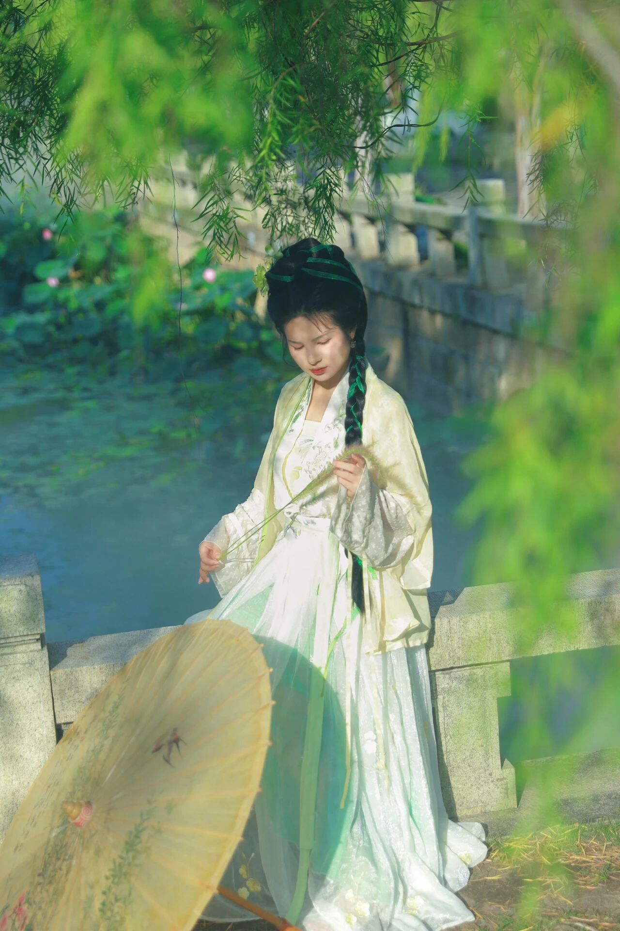 厦门园博苑荷塘汉服写真:一伞江南,宋韵清梦 - 第4张 - 汉服颂 厦门园博苑荷塘汉服写真:一伞江南,宋韵清梦 - 第4张