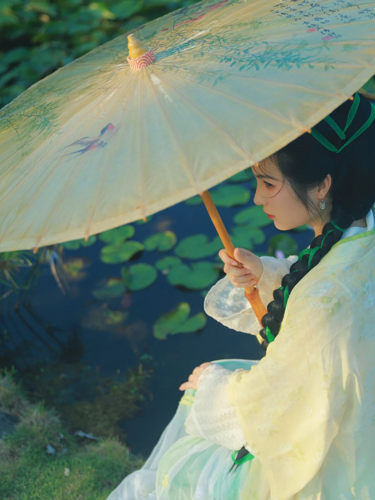 厦门园博苑荷塘汉服写真:一伞江南,宋韵清梦 - 第8张 - 汉服颂 厦门园博苑荷塘汉服写真:一伞江南,宋韵清梦 - 第8张