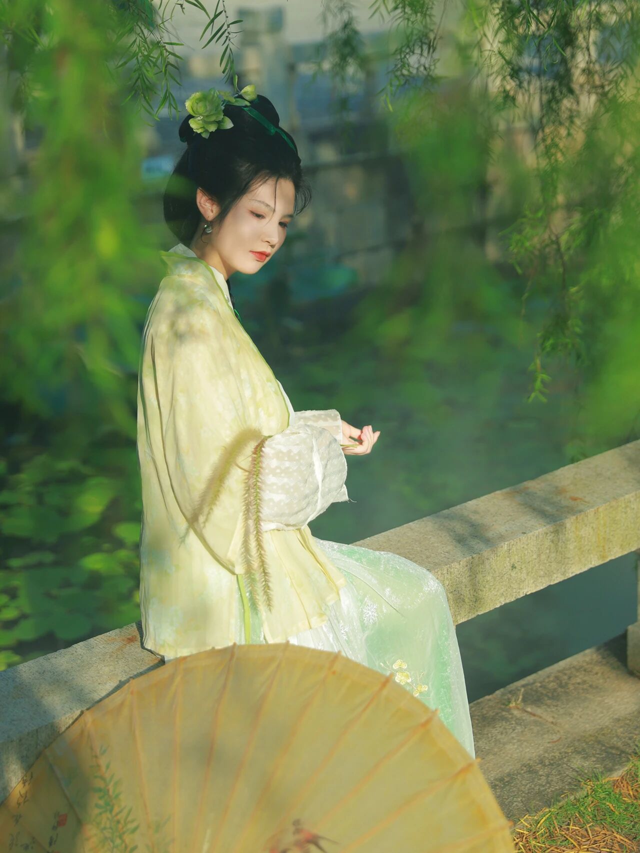 厦门园博苑荷塘汉服写真:一伞江南,宋韵清梦 - 第9张 - 汉服颂 厦门园博苑荷塘汉服写真:一伞江南,宋韵清梦 - 第9张