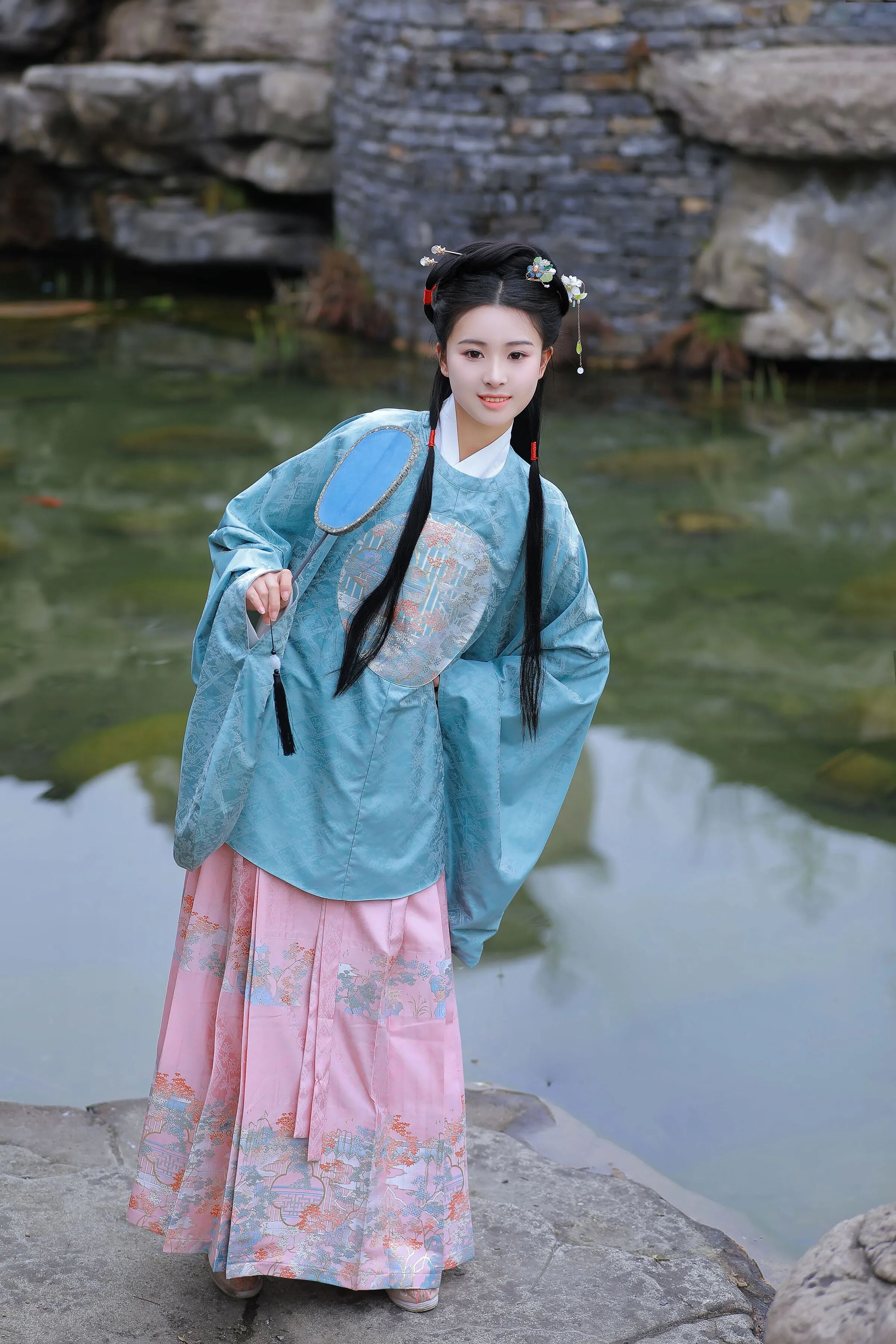 园林水榭湖蓝汉服写真教程:明制大袖配粉色马面裙,5个团扇姿态拍出温婉少女感 - 第1张 - 汉服颂 园林水榭湖蓝汉服写真教程:明制大袖配粉色马面裙,5个团扇姿态拍出温婉少女感 - 第1张