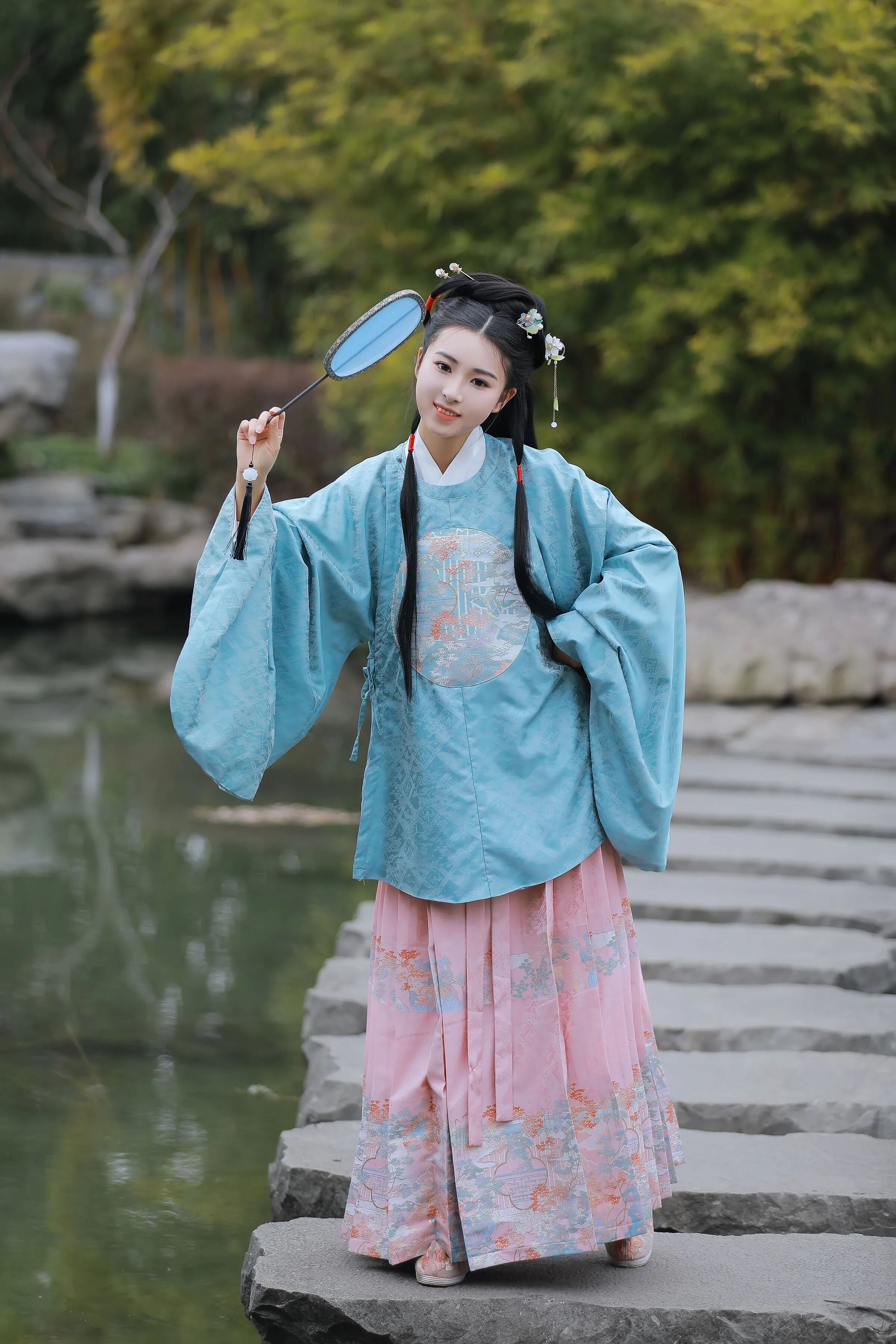 园林水榭湖蓝汉服写真教程:明制大袖配粉色马面裙,5个团扇姿态拍出温婉少女感 - 第2张 - 汉服颂 园林水榭湖蓝汉服写真教程:明制大袖配粉色马面裙,5个团扇姿态拍出温婉少女感 - 第2张