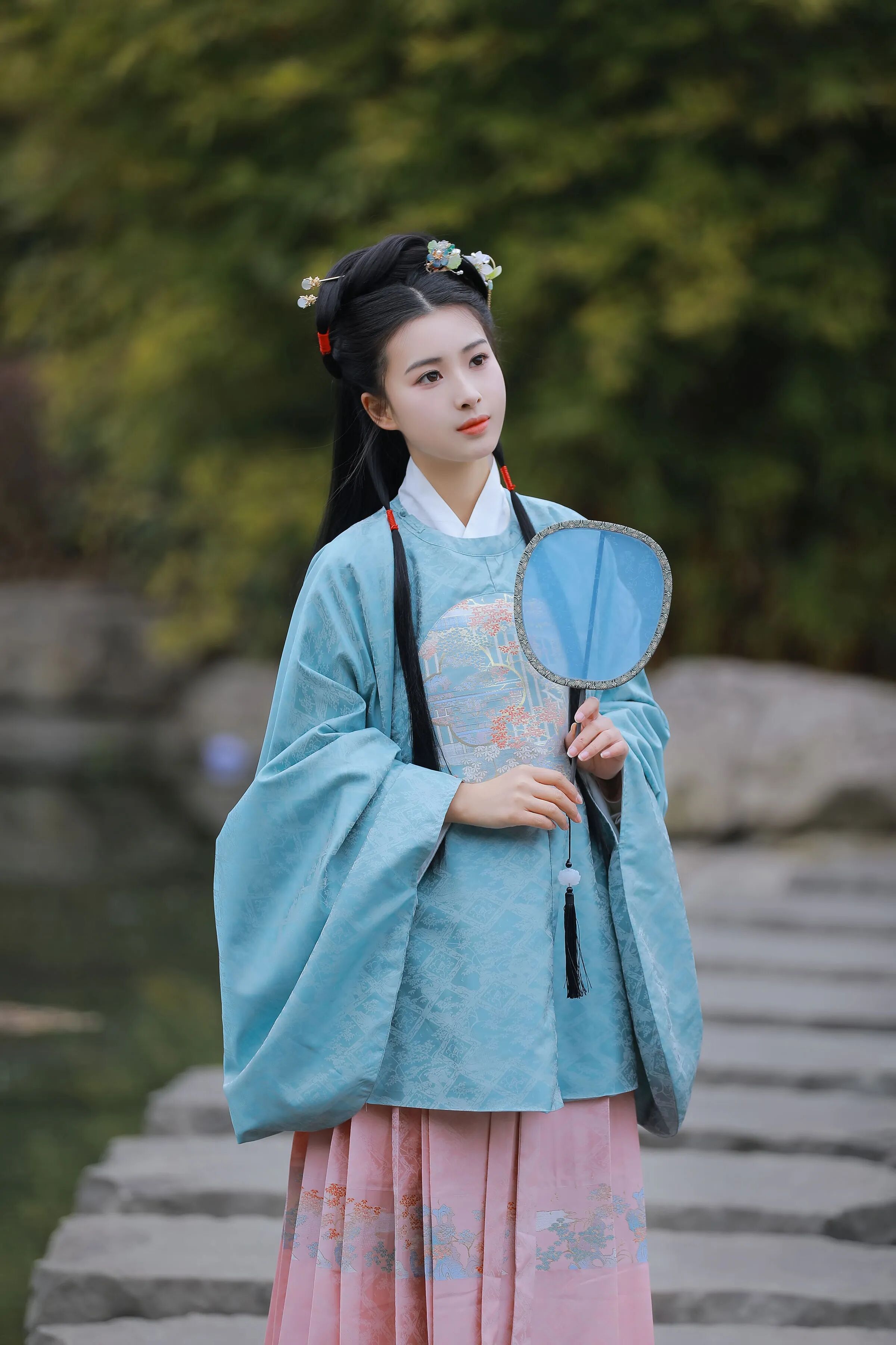 园林水榭湖蓝汉服写真教程:明制大袖配粉色马面裙,5个团扇姿态拍出温婉少女感 - 第3张 - 汉服颂 园林水榭湖蓝汉服写真教程:明制大袖配粉色马面裙,5个团扇姿态拍出温婉少女感 - 第3张