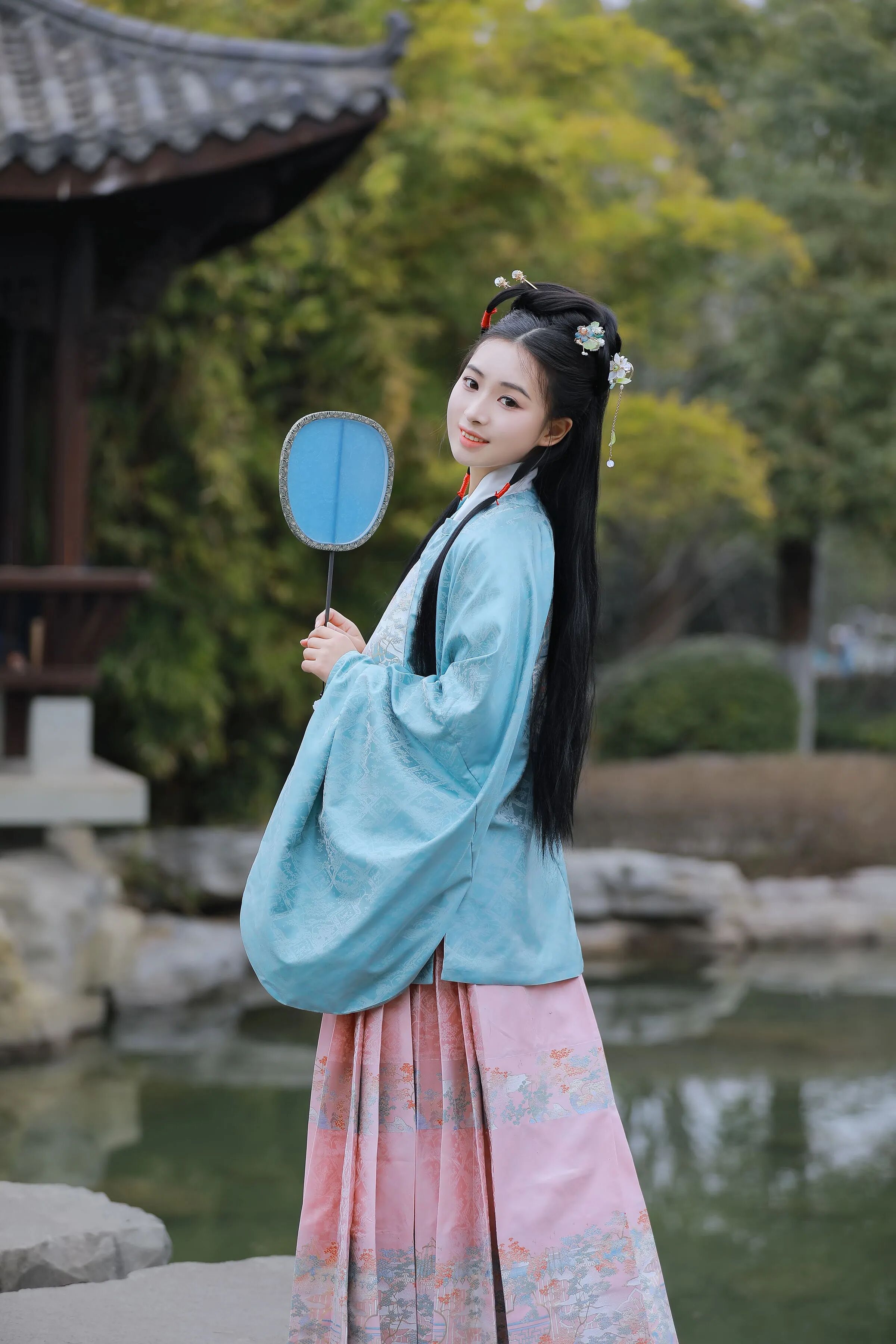 园林水榭湖蓝汉服写真教程:明制大袖配粉色马面裙,5个团扇姿态拍出温婉少女感 - 第4张 - 汉服颂 园林水榭湖蓝汉服写真教程:明制大袖配粉色马面裙,5个团扇姿态拍出温婉少女感 - 第4张