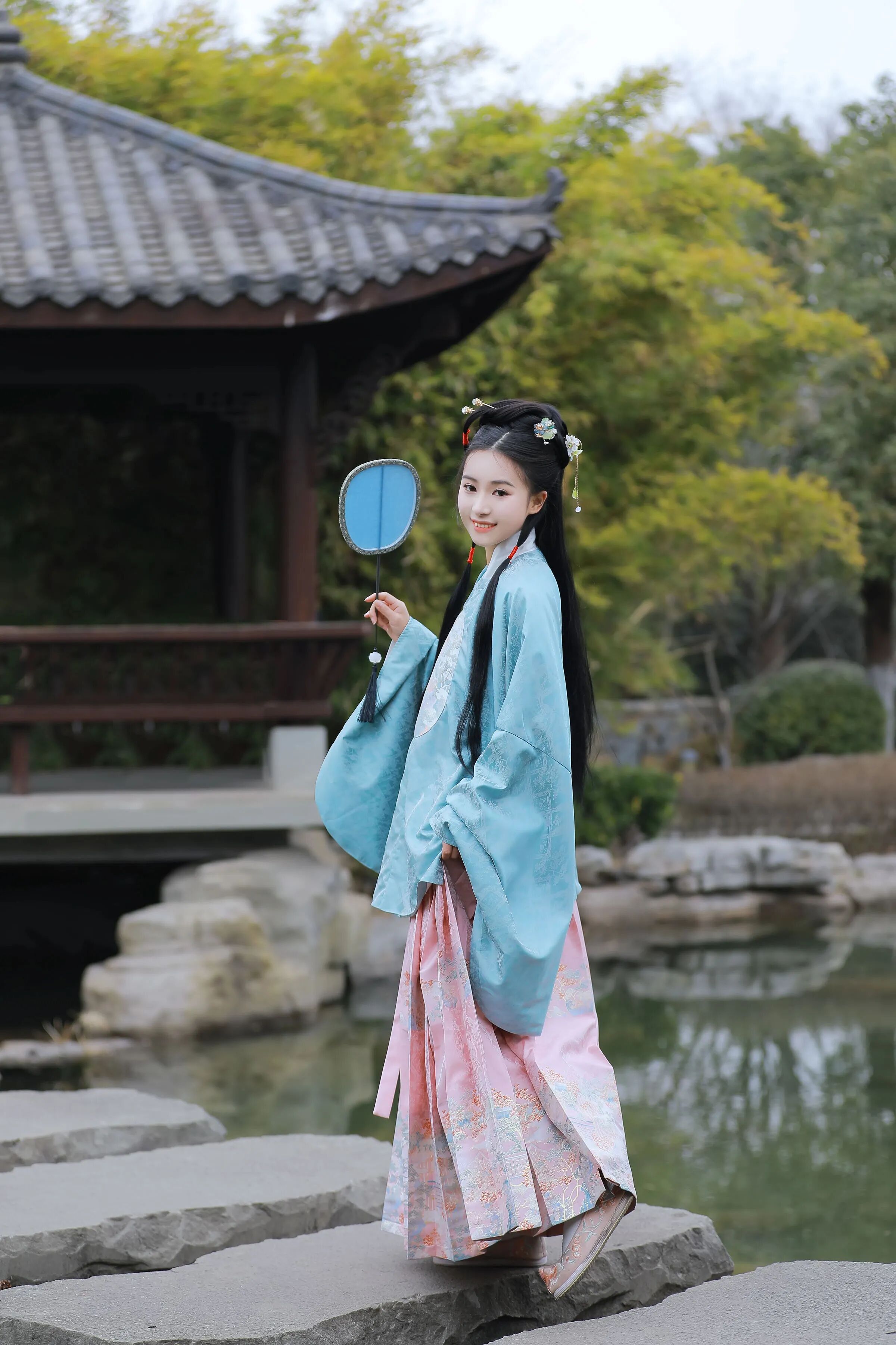 园林水榭湖蓝汉服写真教程:明制大袖配粉色马面裙,5个团扇姿态拍出温婉少女感 - 第5张 - 汉服颂 园林水榭湖蓝汉服写真教程:明制大袖配粉色马面裙,5个团扇姿态拍出温婉少女感 - 第5张