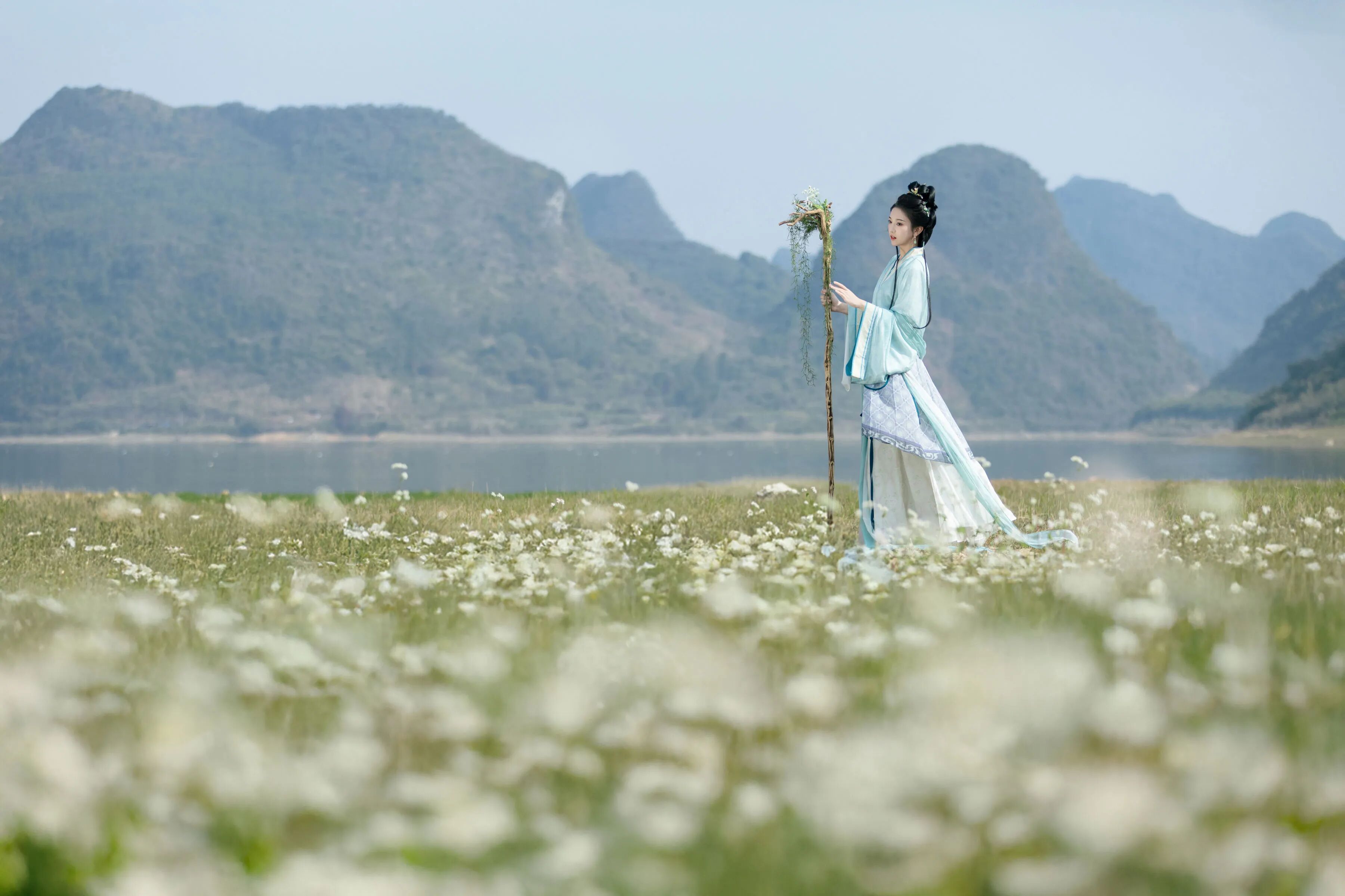 湖畔花海浅蓝襦裙汉服写真教程:花杖配青山远水,4个姿态拍出春日仙气感 - 第1张 - 汉服颂 湖畔花海浅蓝襦裙汉服写真教程:花杖配青山远水,4个姿态拍出春日仙气感 - 第1张