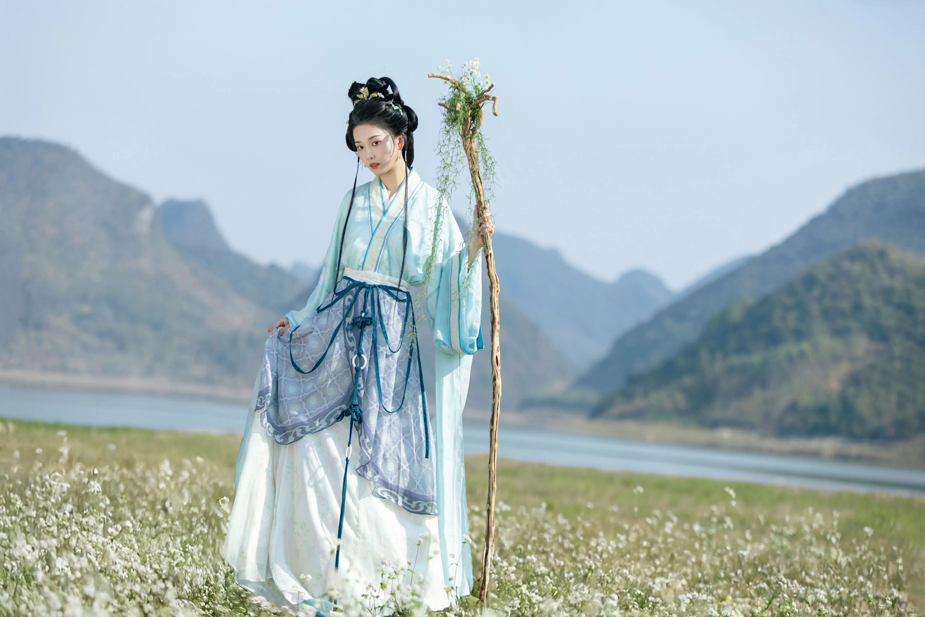 湖畔花海浅蓝襦裙汉服写真教程:花杖配青山远水,4个姿态拍出春日仙气感 - 第2张 - 汉服颂 湖畔花海浅蓝襦裙汉服写真教程:花杖配青山远水,4个姿态拍出春日仙气感 - 第2张