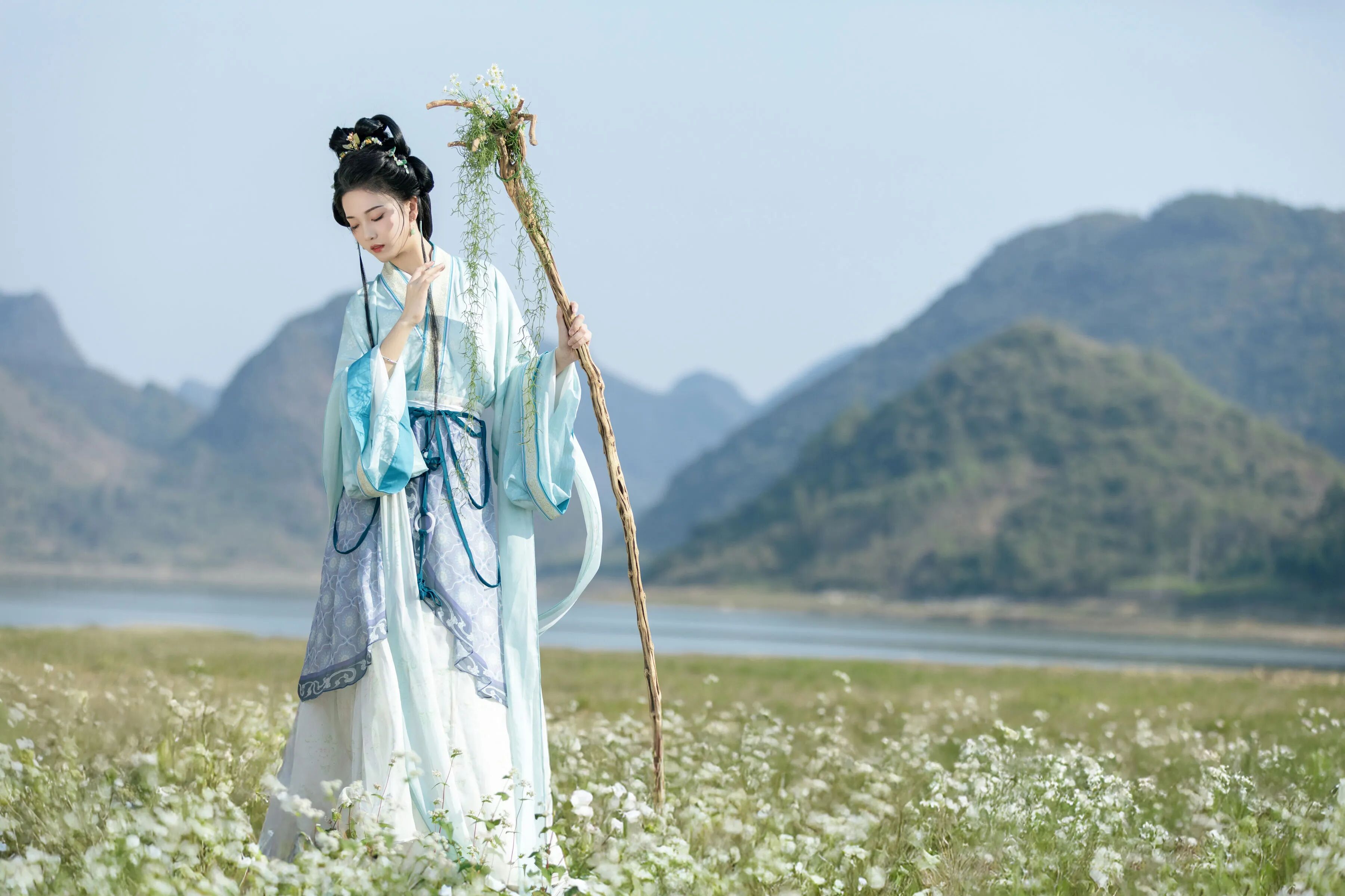 湖畔花海浅蓝襦裙汉服写真教程:花杖配青山远水,4个姿态拍出春日仙气感 - 第3张 - 汉服颂 湖畔花海浅蓝襦裙汉服写真教程:花杖配青山远水,4个姿态拍出春日仙气感 - 第3张