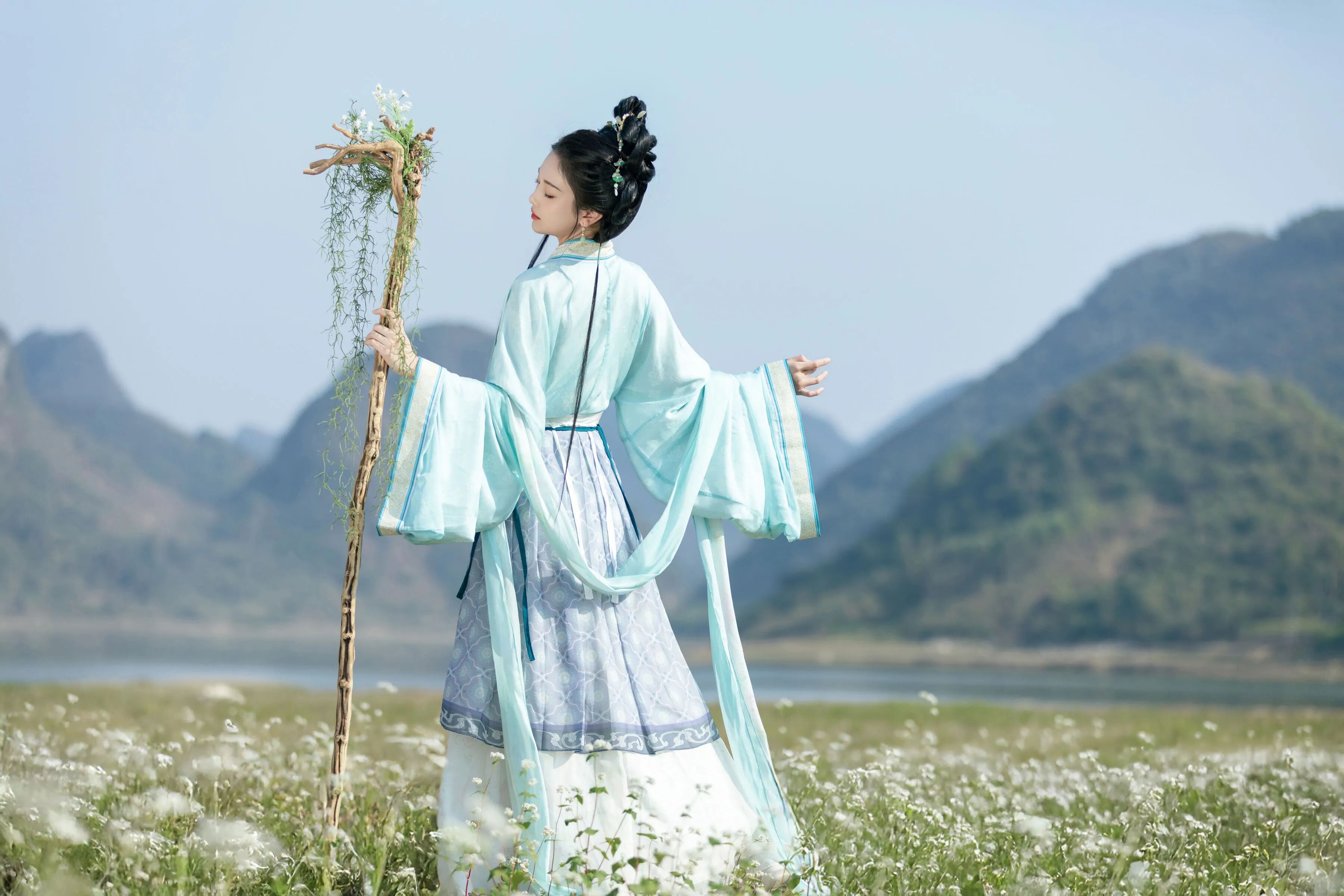 湖畔花海浅蓝襦裙汉服写真教程:花杖配青山远水,4个姿态拍出春日仙气感 - 第4张 - 汉服颂 湖畔花海浅蓝襦裙汉服写真教程:花杖配青山远水,4个姿态拍出春日仙气感 - 第4张