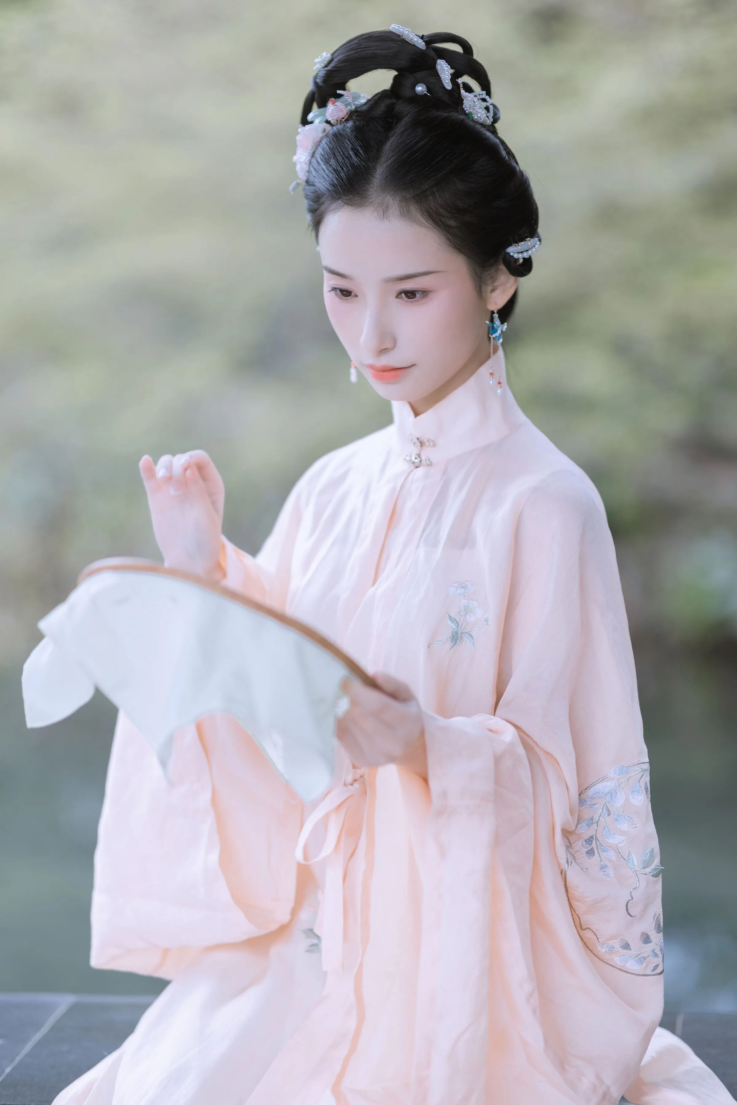 湖畔水榭汉服写真教程:浅粉立领配灰蓝马面裙,5个团扇构图拍出温婉东方美 - 第1张 - 汉服颂 湖畔水榭汉服写真教程:浅粉立领配灰蓝马面裙,5个团扇构图拍出温婉东方美 - 第1张