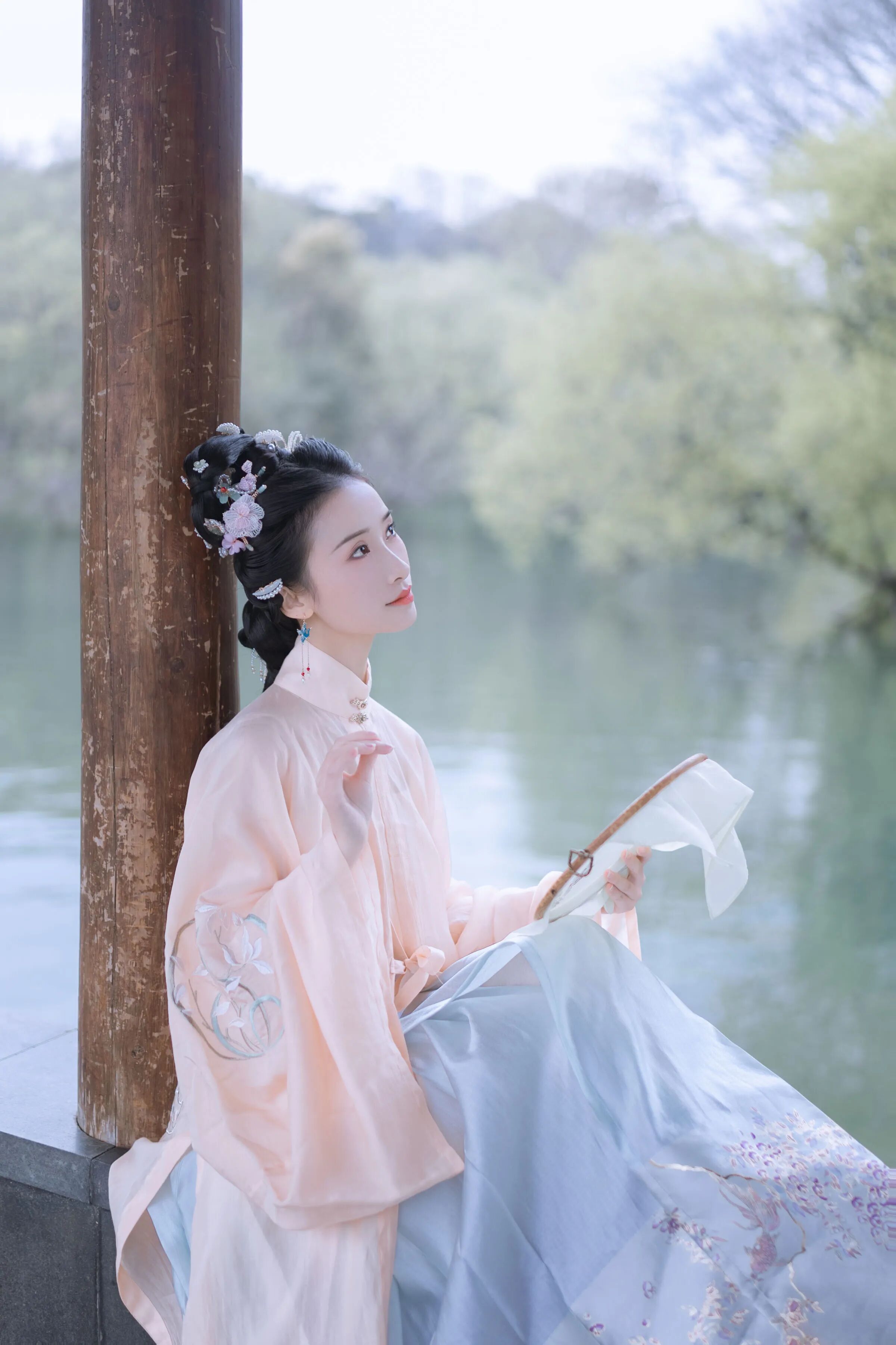 湖畔水榭汉服写真教程:浅粉立领配灰蓝马面裙,5个团扇构图拍出温婉东方美 - 第2张 - 汉服颂 湖畔水榭汉服写真教程:浅粉立领配灰蓝马面裙,5个团扇构图拍出温婉东方美 - 第2张