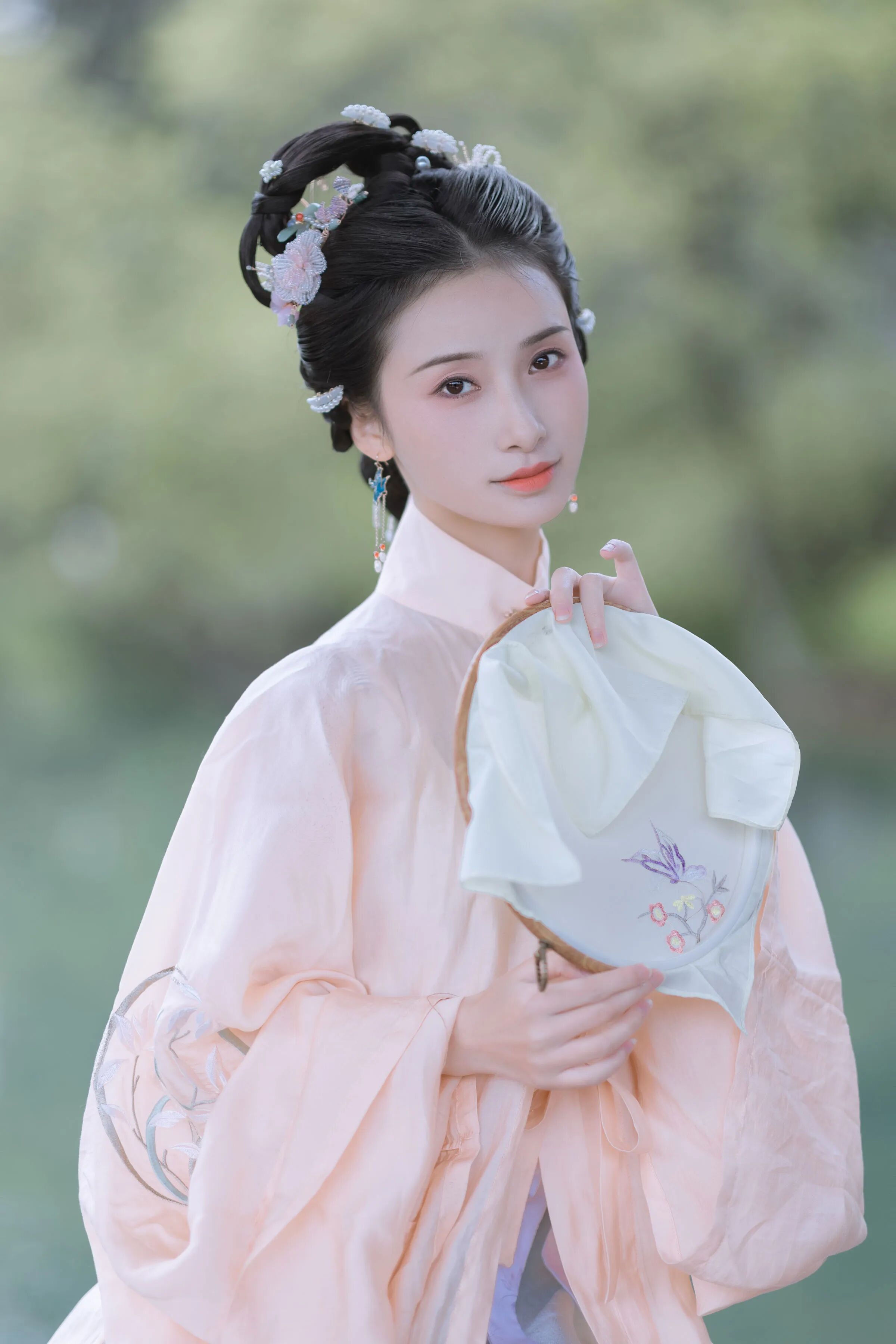 湖畔水榭汉服写真教程:浅粉立领配灰蓝马面裙,5个团扇构图拍出温婉东方美 - 第3张 - 汉服颂 湖畔水榭汉服写真教程:浅粉立领配灰蓝马面裙,5个团扇构图拍出温婉东方美 - 第3张
