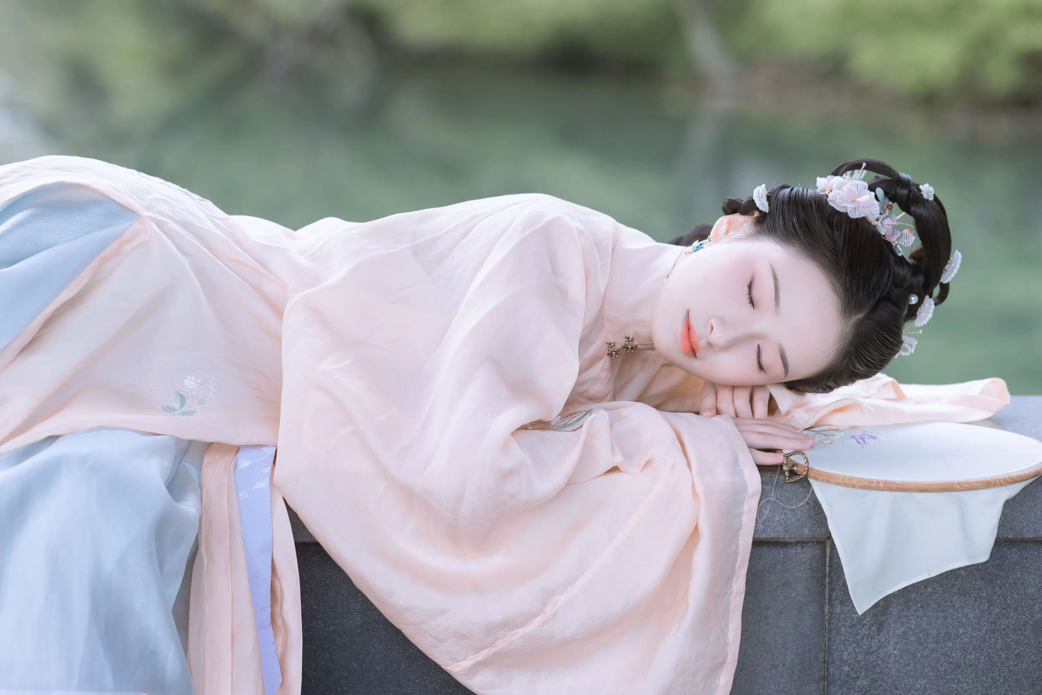 湖畔水榭汉服写真教程:浅粉立领配灰蓝马面裙,5个团扇构图拍出温婉东方美 - 第4张 - 汉服颂 湖畔水榭汉服写真教程:浅粉立领配灰蓝马面裙,5个团扇构图拍出温婉东方美 - 第4张