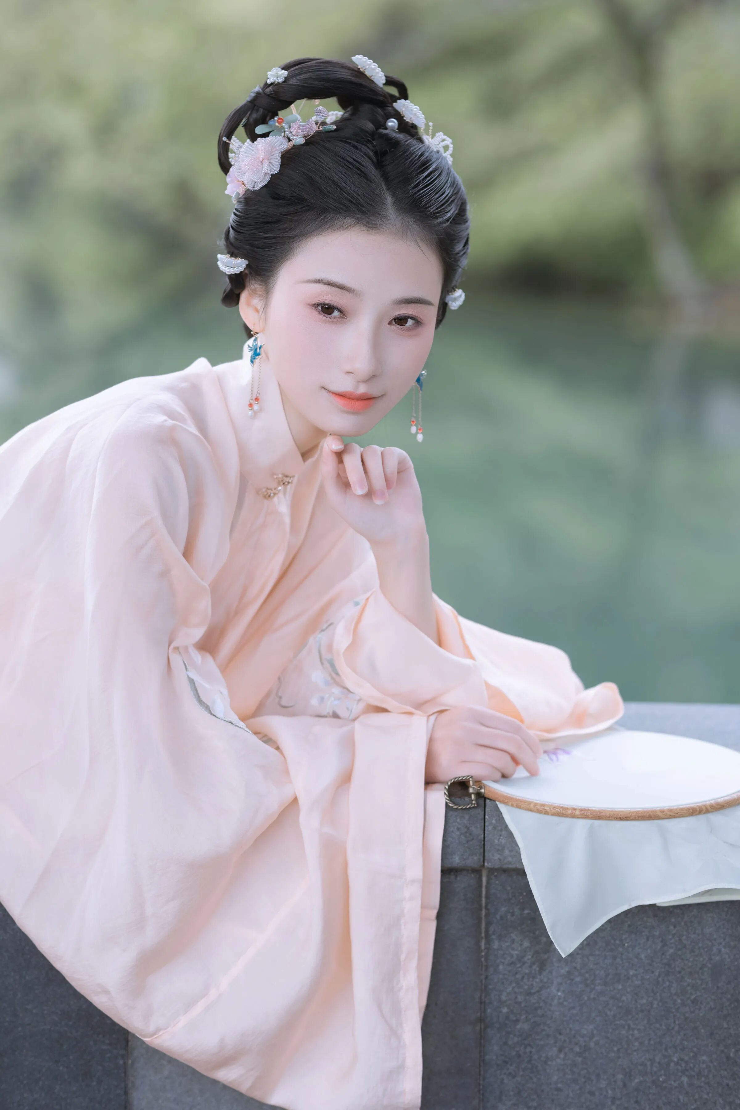 湖畔水榭汉服写真教程:浅粉立领配灰蓝马面裙,5个团扇构图拍出温婉东方美 - 第5张 - 汉服颂 湖畔水榭汉服写真教程:浅粉立领配灰蓝马面裙,5个团扇构图拍出温婉东方美 - 第5张