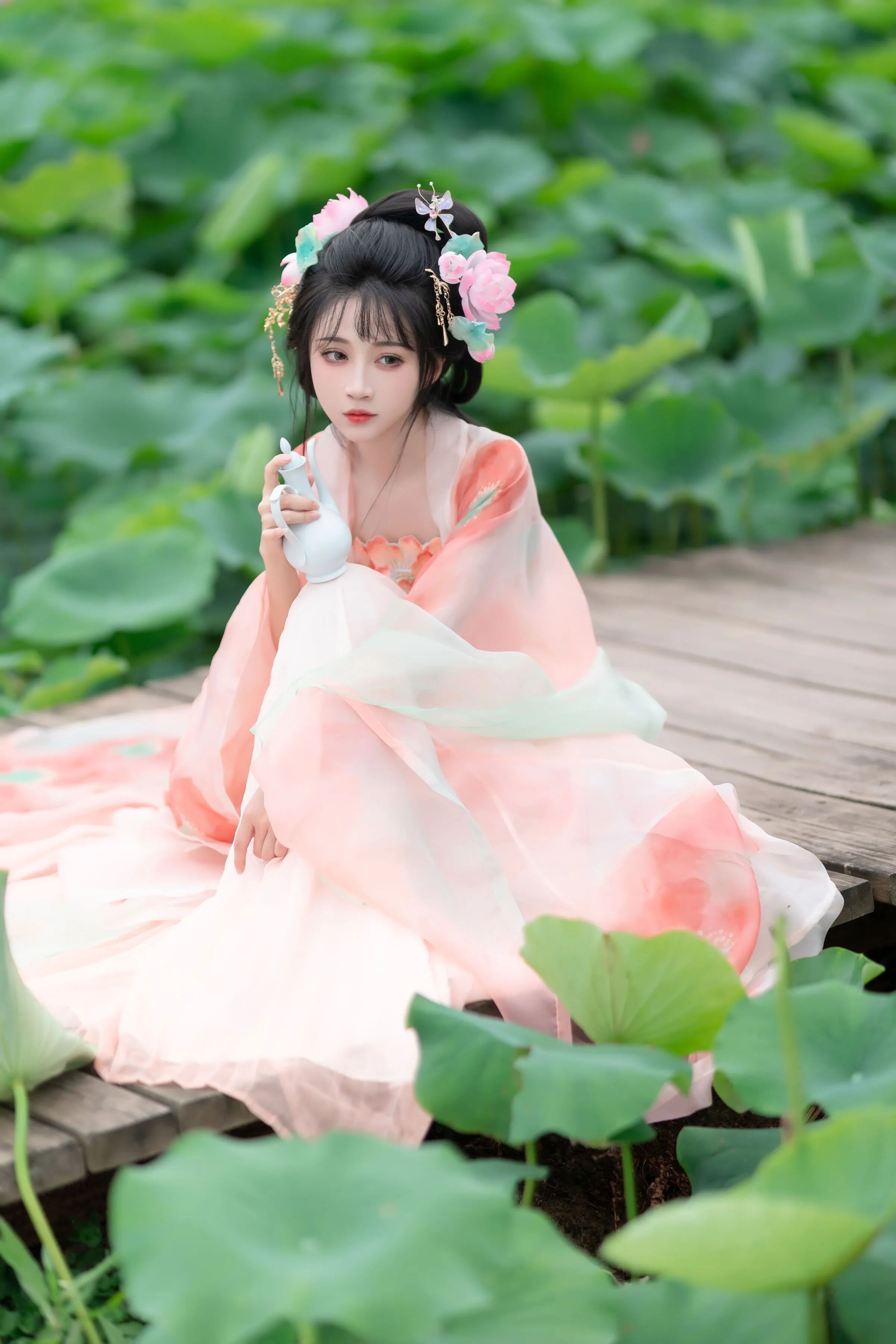 荷塘木栈道粉色渐变汉服写真教程:荷花发饰配白壶,4个姿态拍出清甜少女感 - 第1张 - 汉服颂 荷塘木栈道粉色渐变汉服写真教程:荷花发饰配白壶,4个姿态拍出清甜少女感 - 第1张