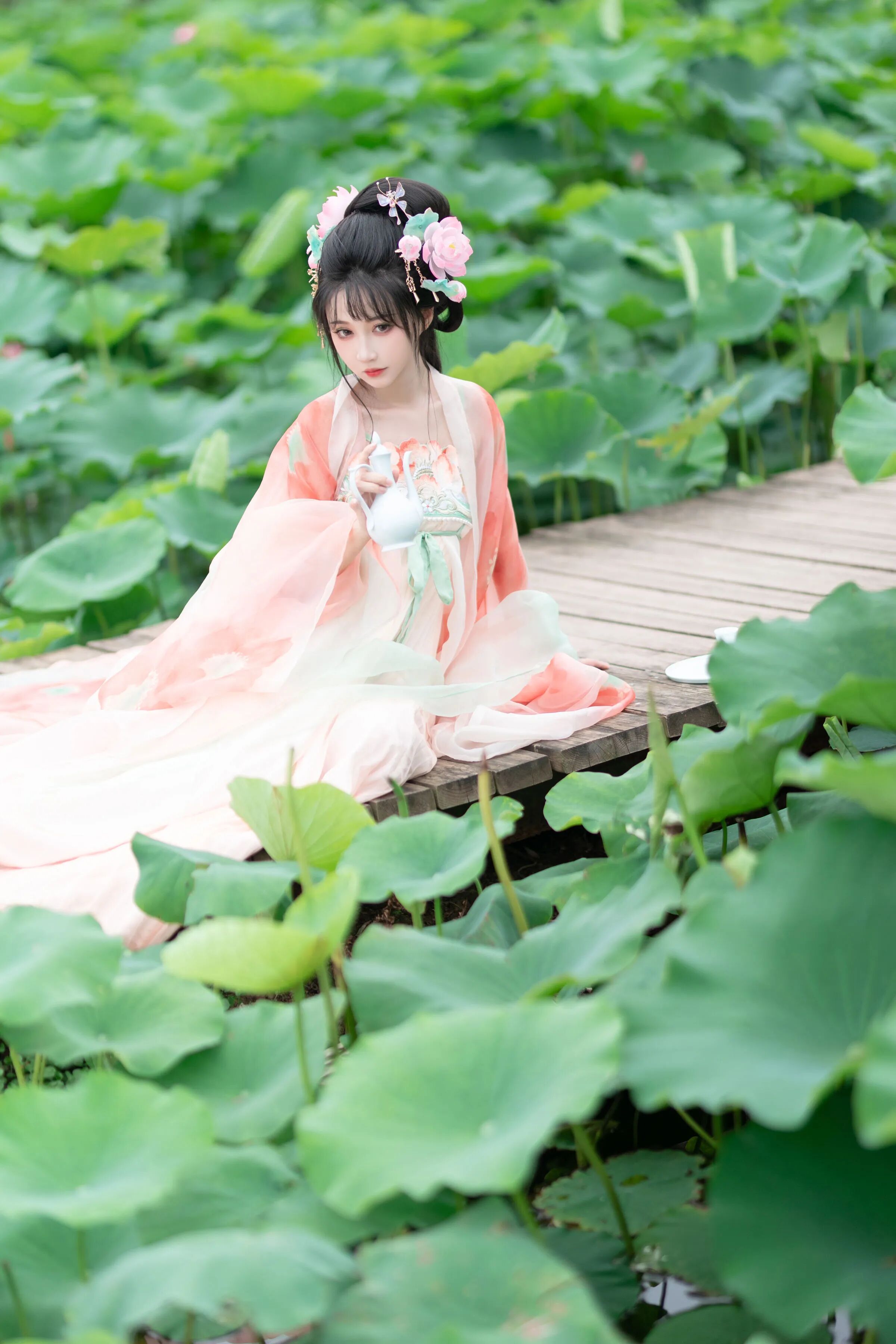 荷塘木栈道粉色渐变汉服写真教程:荷花发饰配白壶,4个姿态拍出清甜少女感 - 第3张 - 汉服颂 荷塘木栈道粉色渐变汉服写真教程:荷花发饰配白壶,4个姿态拍出清甜少女感 - 第3张