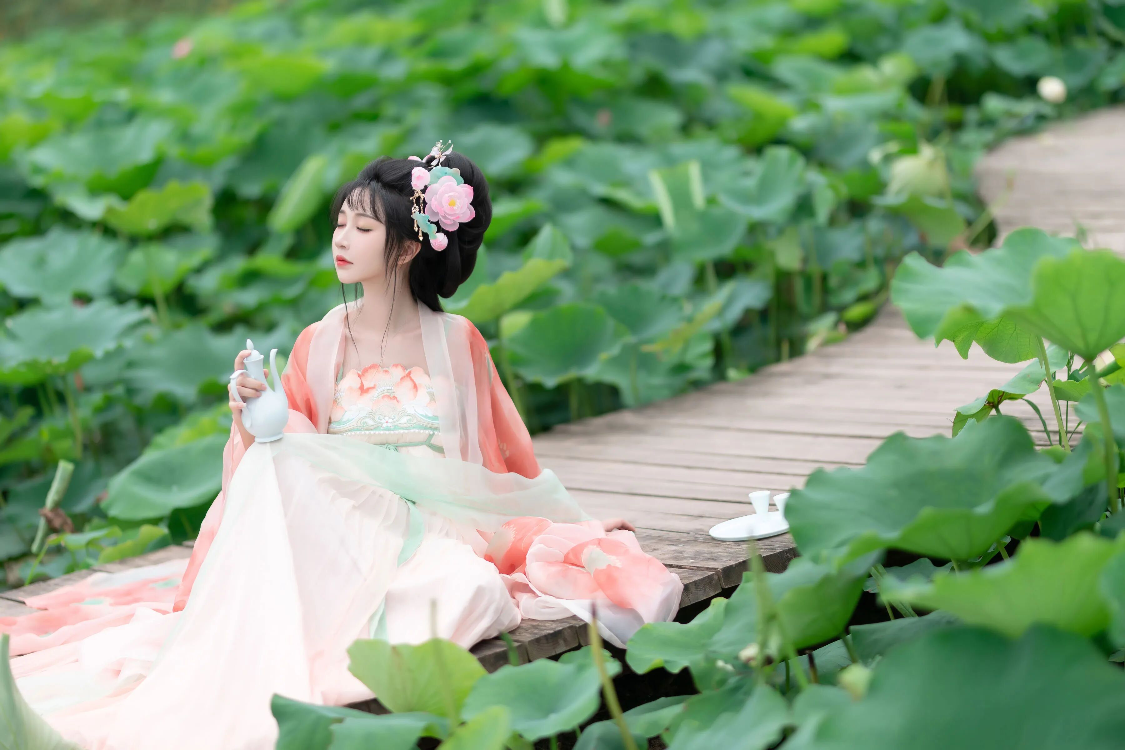 荷塘木栈道粉色渐变汉服写真教程:荷花发饰配白壶,4个姿态拍出清甜少女感 - 第4张 - 汉服颂 荷塘木栈道粉色渐变汉服写真教程:荷花发饰配白壶,4个姿态拍出清甜少女感 - 第4张