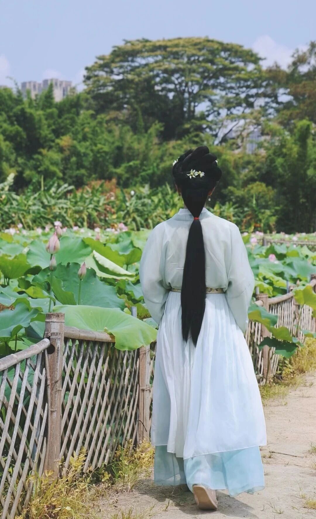 夏日荷塘汉服写真指南:宋制罗裙配清荷,8个唯美构图拍出诗意古风 - 第8张 - 汉服颂 夏日荷塘汉服写真指南:宋制罗裙配清荷,8个唯美构图拍出诗意古风 - 第8张