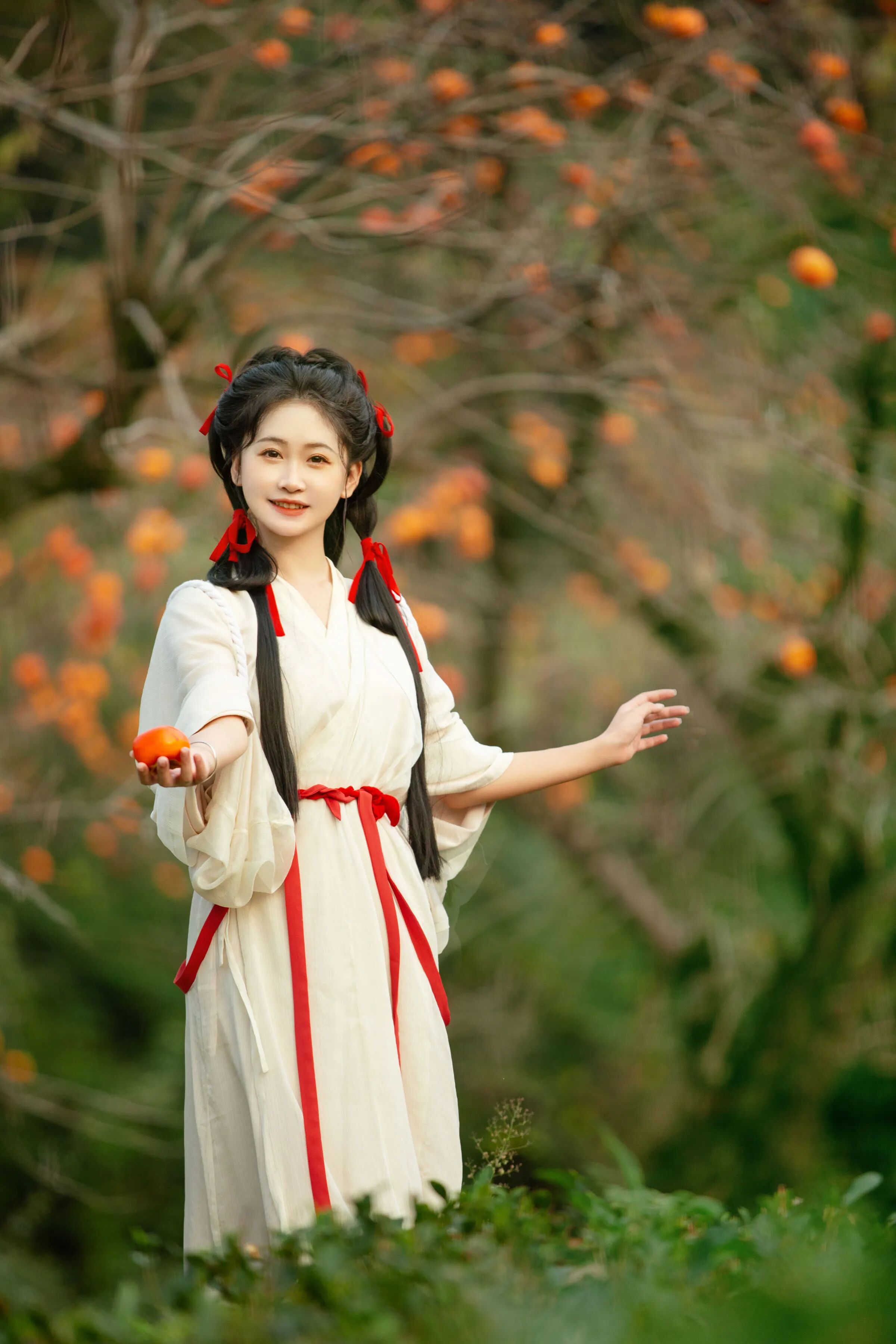 柿子树下白色汉服写真教程:红丝带配竹篮,5个秋日姿态拍出清甜古风少女感 - 第1张 - 汉服颂 柿子树下白色汉服写真教程:红丝带配竹篮,5个秋日姿态拍出清甜古风少女感 - 第1张