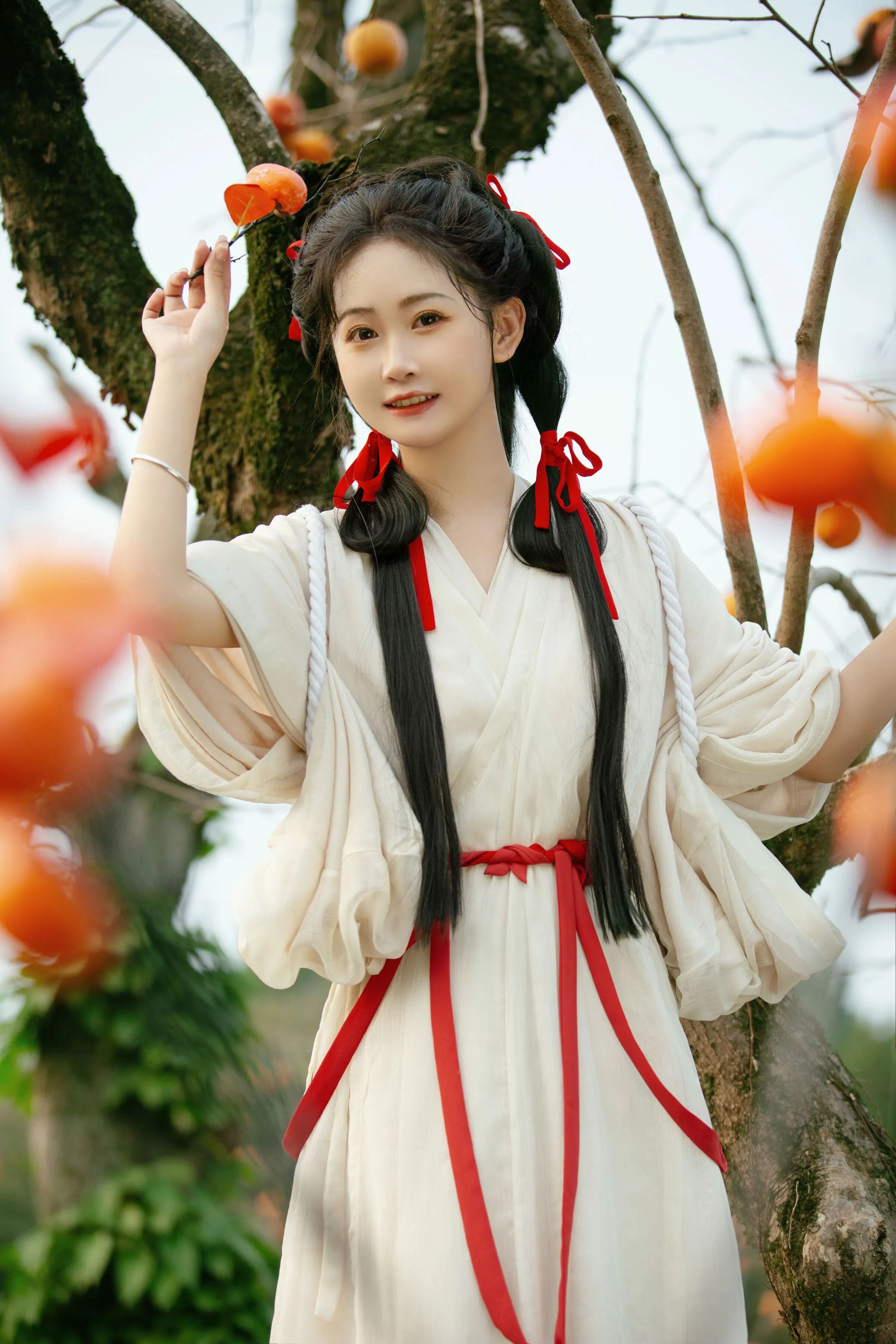 柿子树下白色汉服写真教程:红丝带配竹篮,5个秋日姿态拍出清甜古风少女感 - 第4张 - 汉服颂 柿子树下白色汉服写真教程:红丝带配竹篮,5个秋日姿态拍出清甜古风少女感 - 第4张