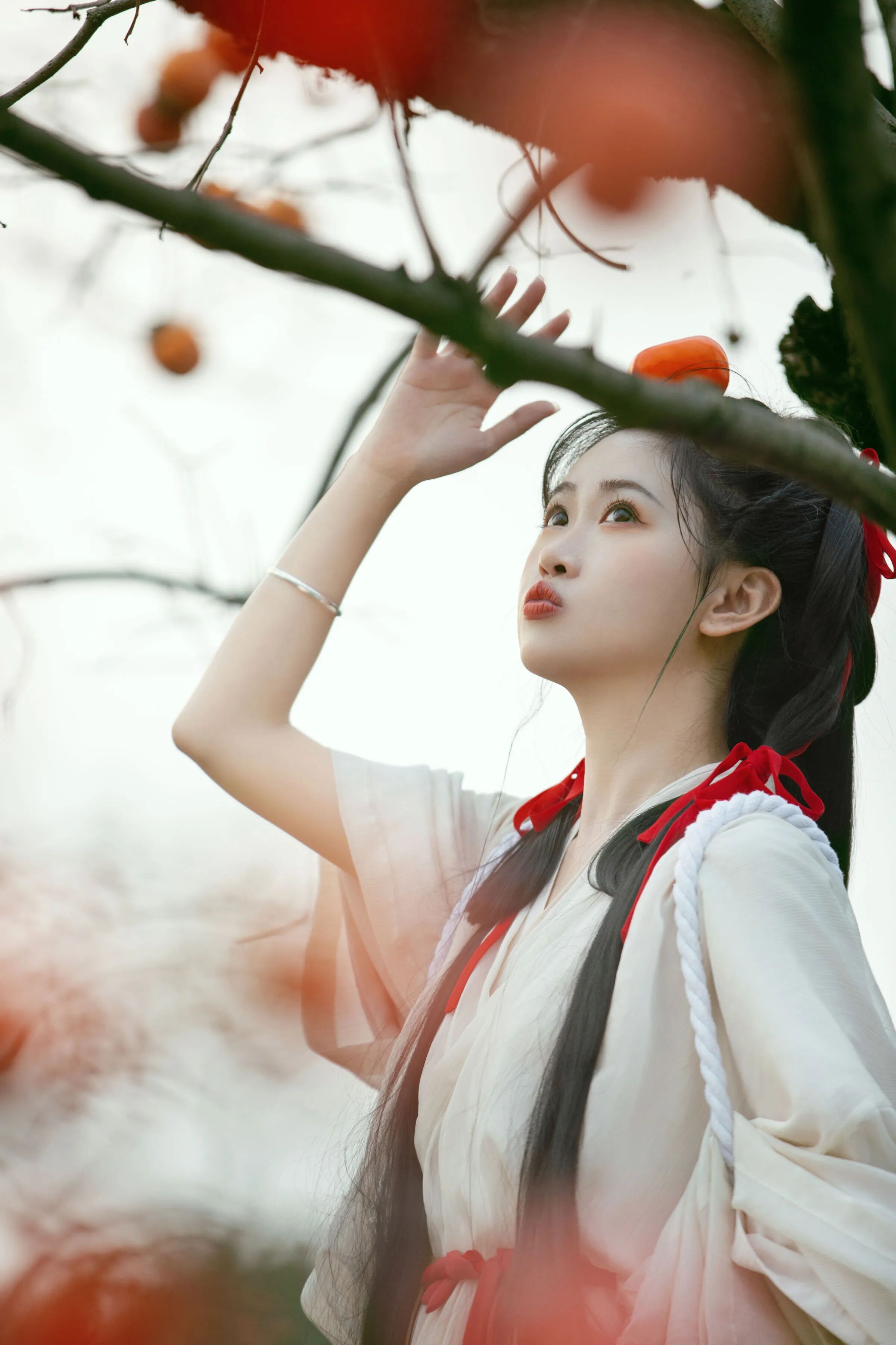 柿子树下白色汉服写真教程:红丝带配竹篮,5个秋日姿态拍出清甜古风少女感 - 第5张 - 汉服颂 柿子树下白色汉服写真教程:红丝带配竹篮,5个秋日姿态拍出清甜古风少女感 - 第5张