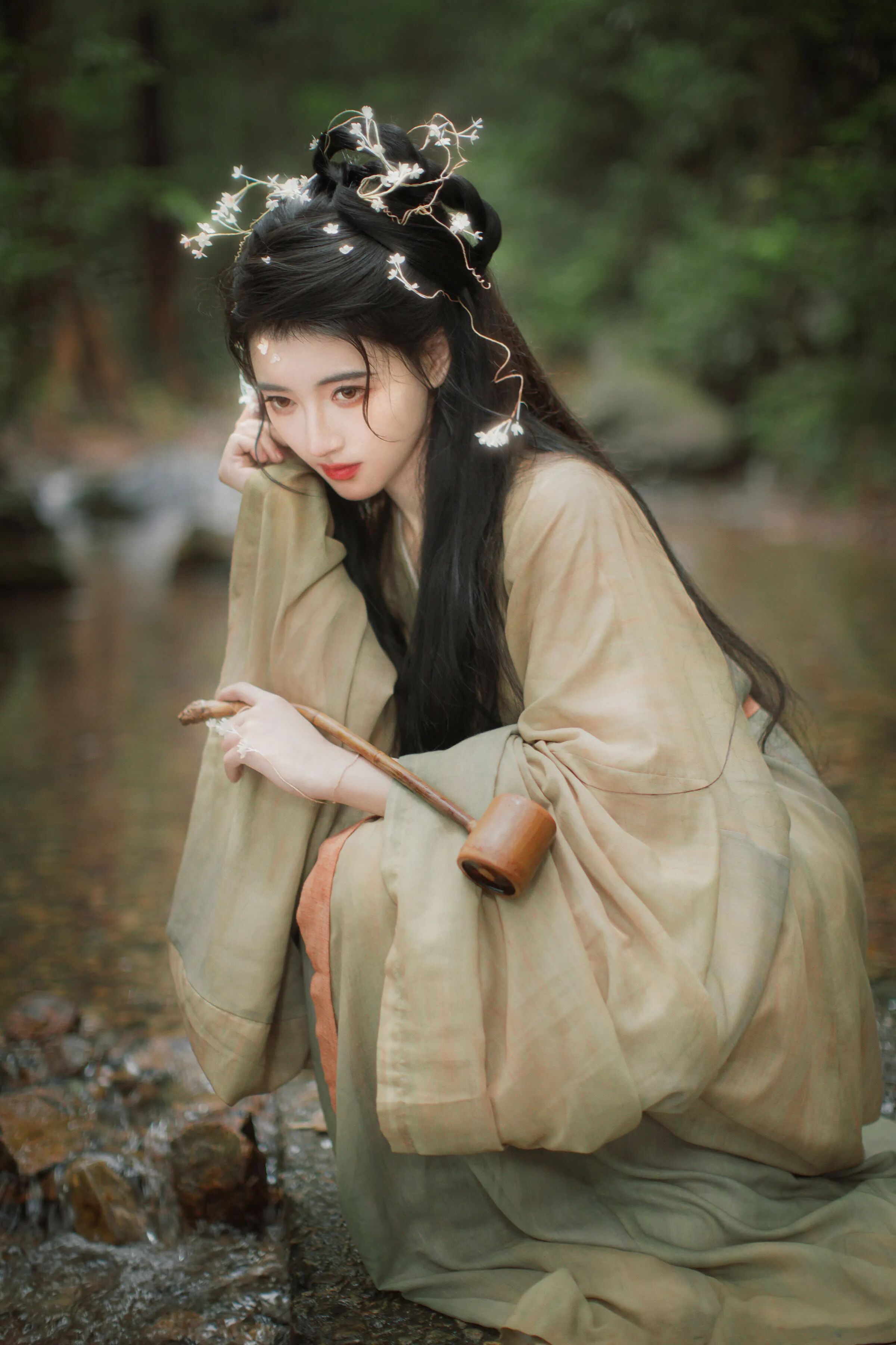 溪畔林间青绿汉服写真教程:低饱和清冷感构图,5个蒲扇水勺姿态拍出古风仙气 - 第1张 - 汉服颂 溪畔林间青绿汉服写真教程:低饱和清冷感构图,5个蒲扇水勺姿态拍出古风仙气 - 第1张