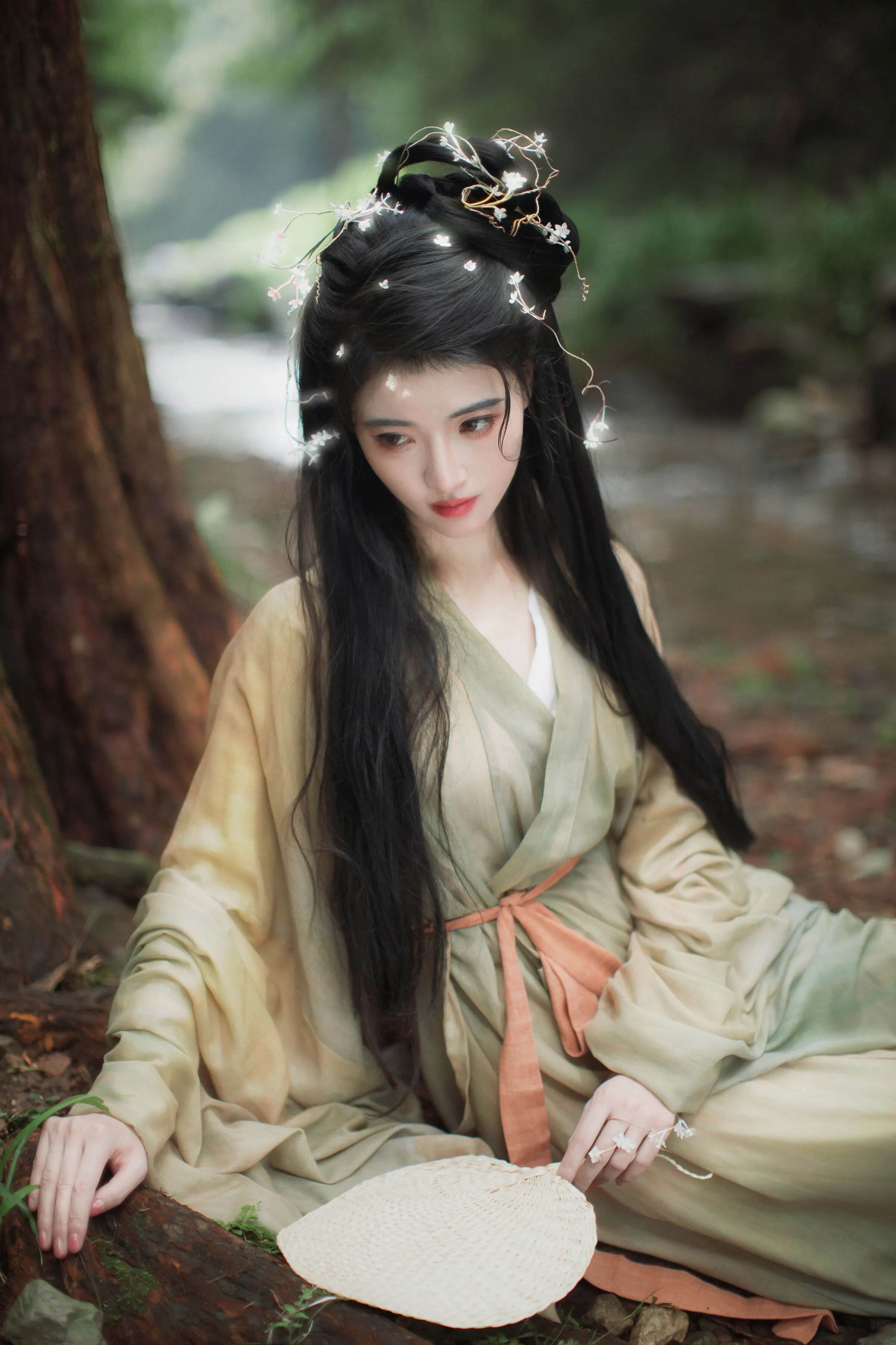溪畔林间青绿汉服写真教程:低饱和清冷感构图,5个蒲扇水勺姿态拍出古风仙气 - 第3张 - 汉服颂 溪畔林间青绿汉服写真教程:低饱和清冷感构图,5个蒲扇水勺姿态拍出古风仙气 - 第3张