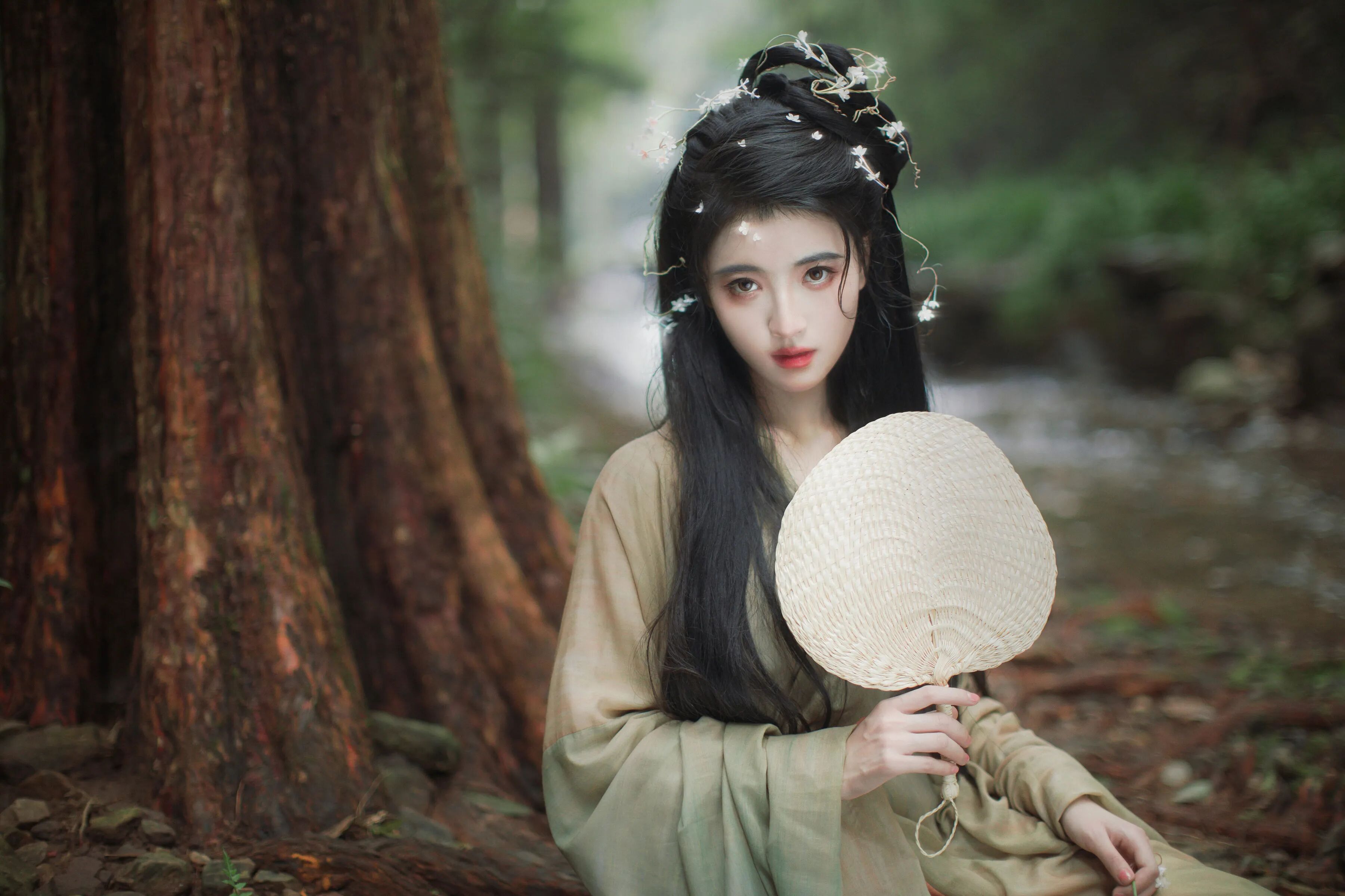 溪畔林间青绿汉服写真教程:低饱和清冷感构图,5个蒲扇水勺姿态拍出古风仙气 - 第4张 - 汉服颂 溪畔林间青绿汉服写真教程:低饱和清冷感构图,5个蒲扇水勺姿态拍出古风仙气 - 第4张