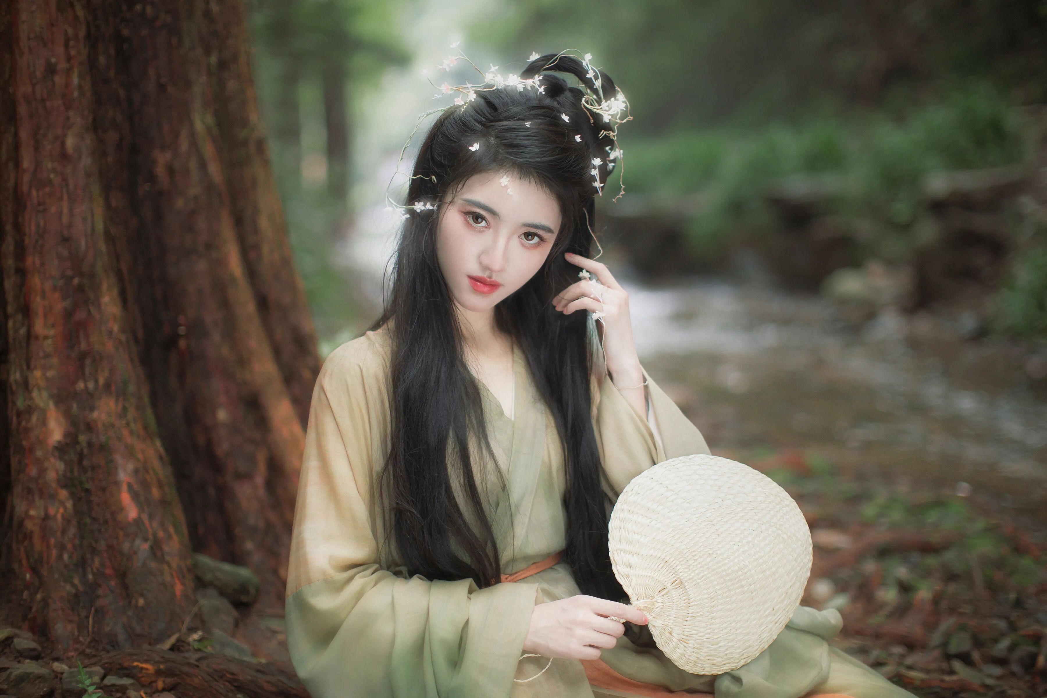 溪畔林间青绿汉服写真教程:低饱和清冷感构图,5个蒲扇水勺姿态拍出古风仙气 - 第5张 - 汉服颂 溪畔林间青绿汉服写真教程:低饱和清冷感构图,5个蒲扇水勺姿态拍出古风仙气 - 第5张