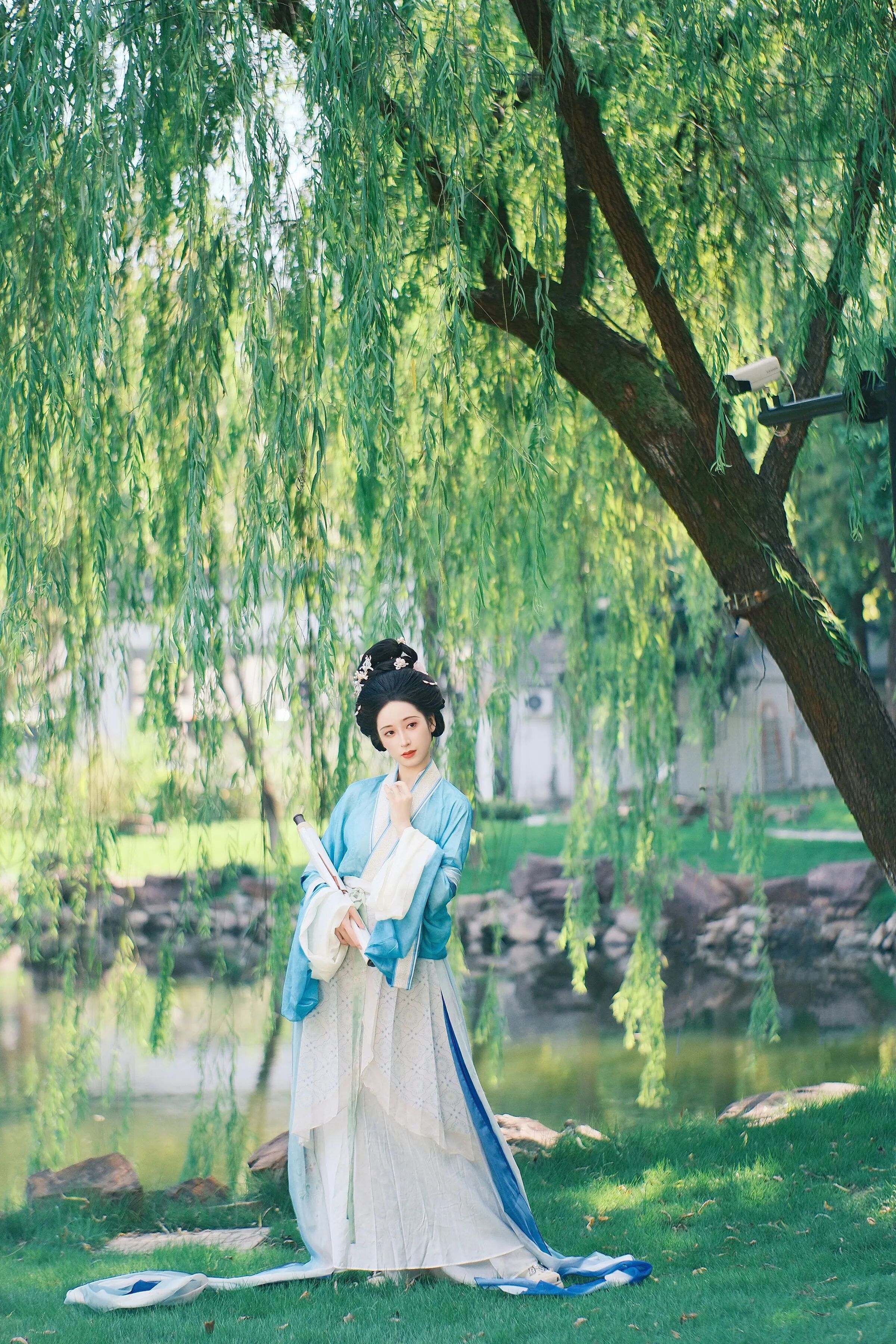 湖畔垂柳汉服写真教程:蓝白交领配书卷,6个道具构图拍出温婉书卷气 - 第1张 - 汉服颂 湖畔垂柳汉服写真教程:蓝白交领配书卷,6个道具构图拍出温婉书卷气 - 第1张